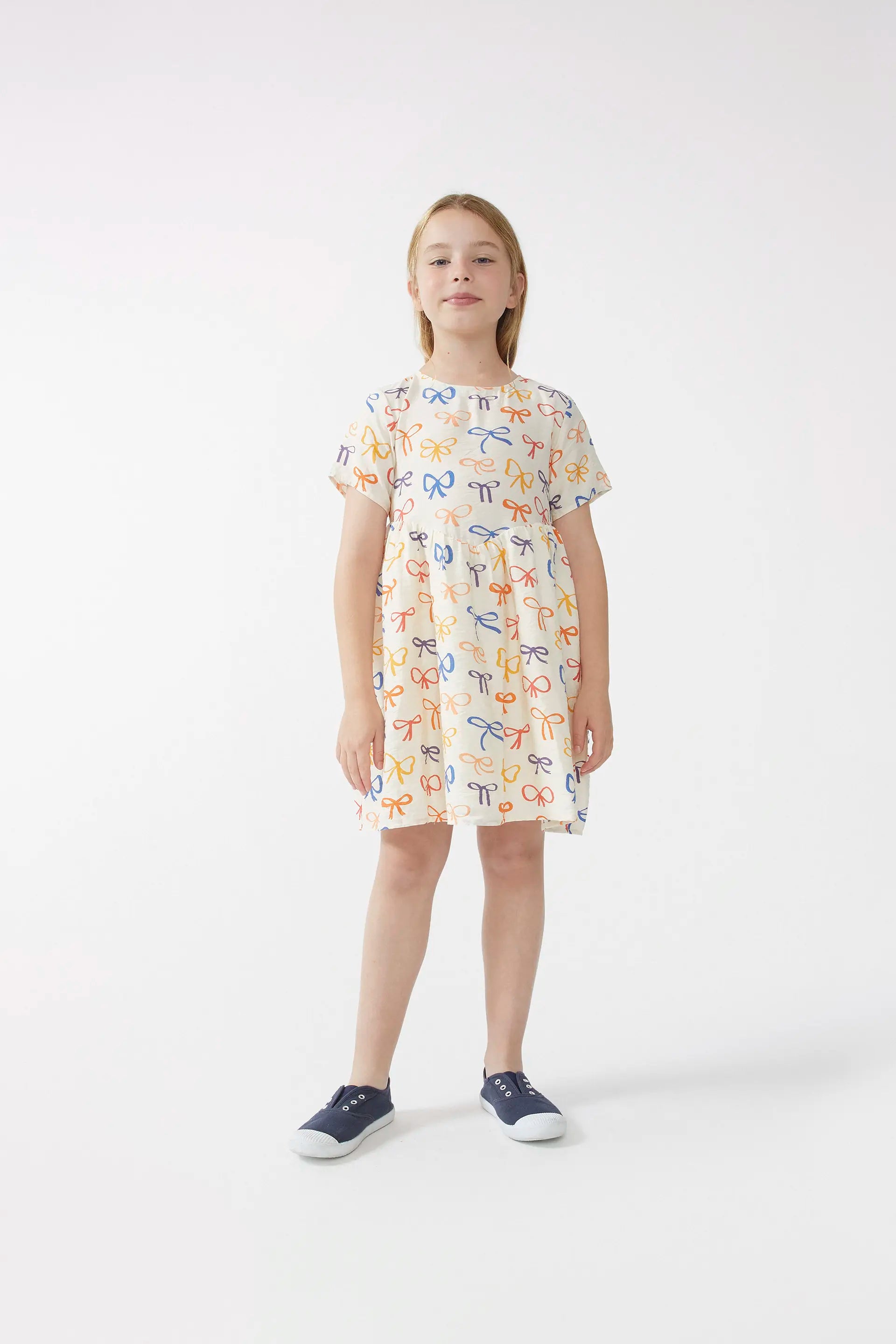 Vestido corto de niña estampado lazos