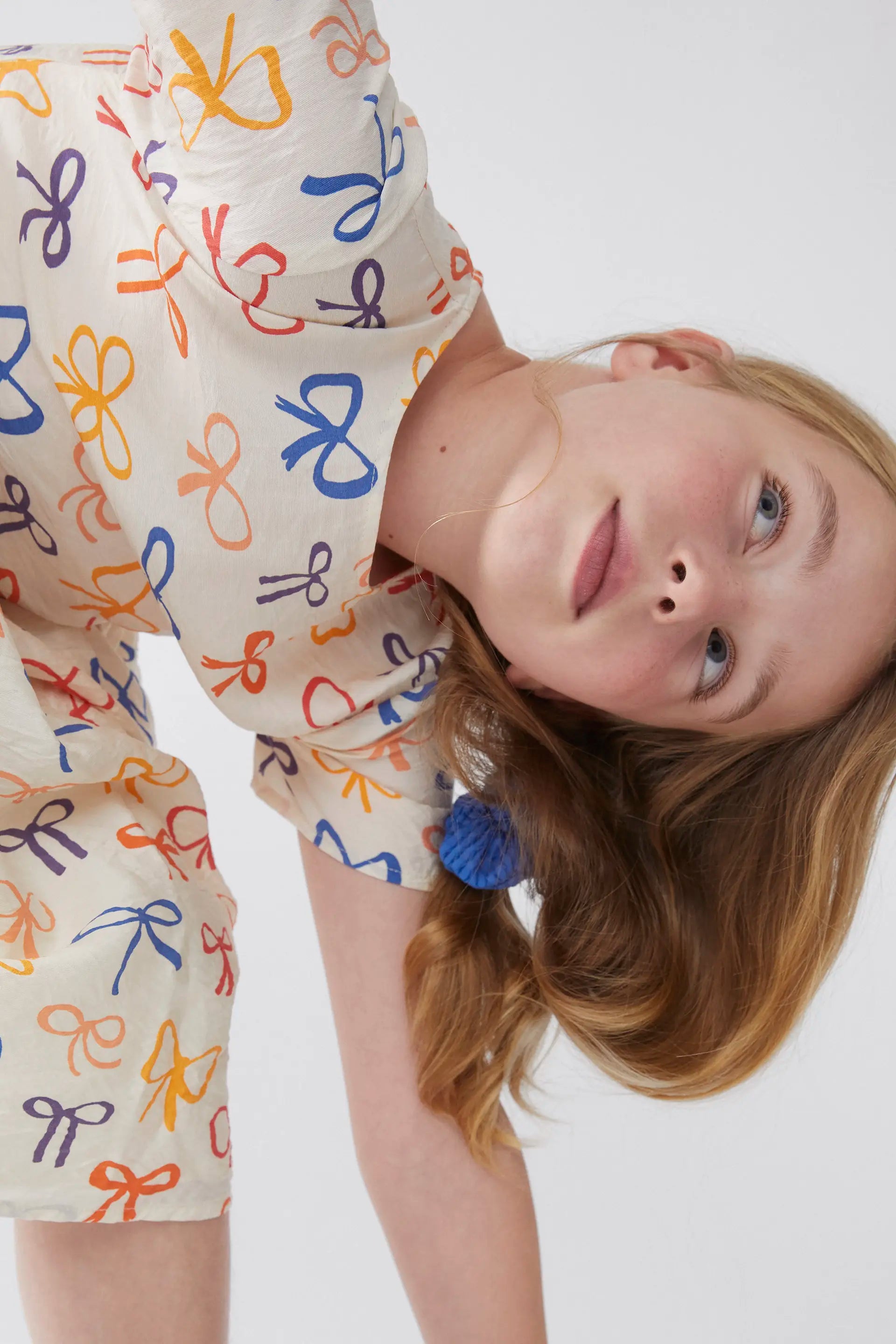 Vestido corto de niña estampado lazos
