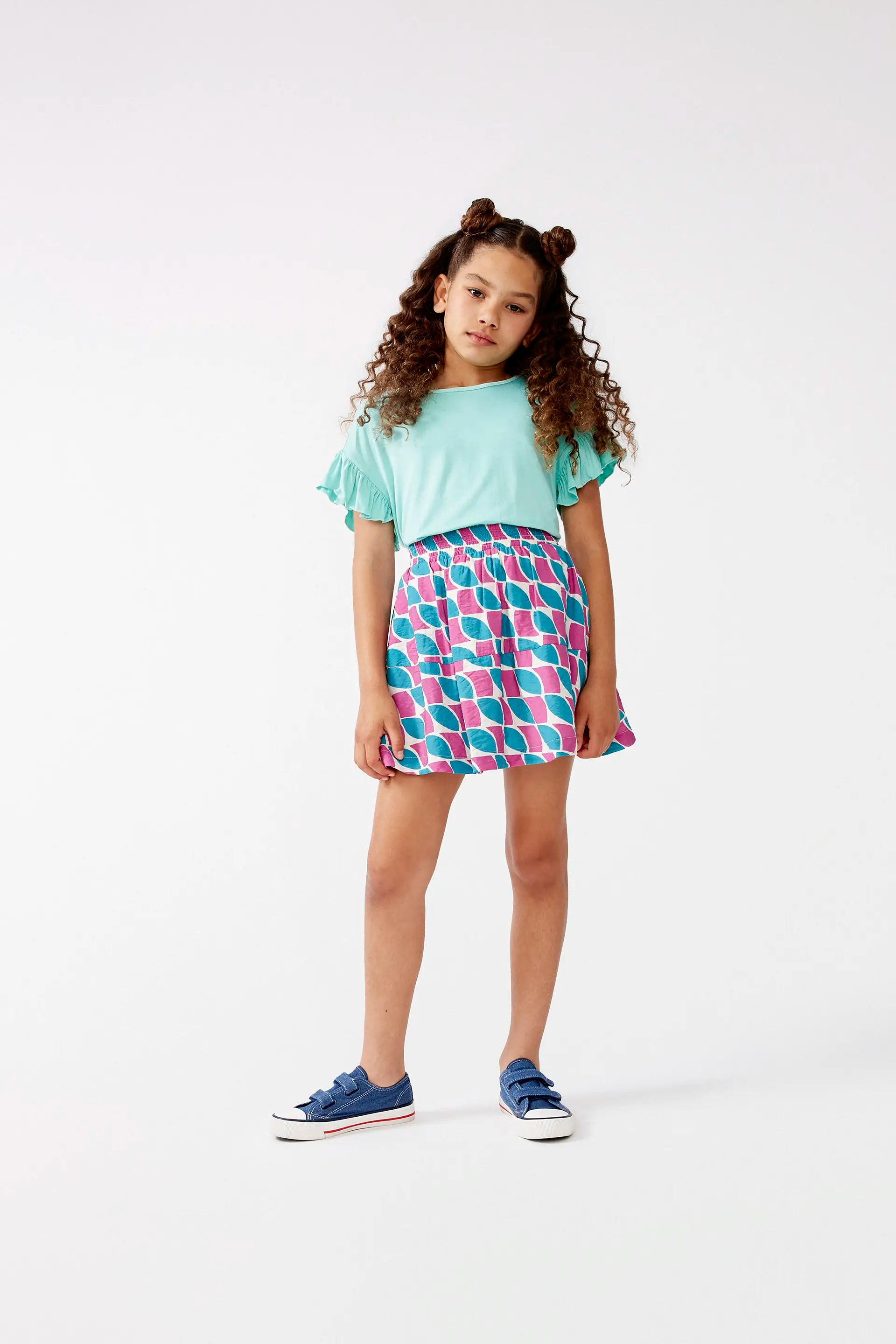 Falda corta de niña con estampado de plumas
