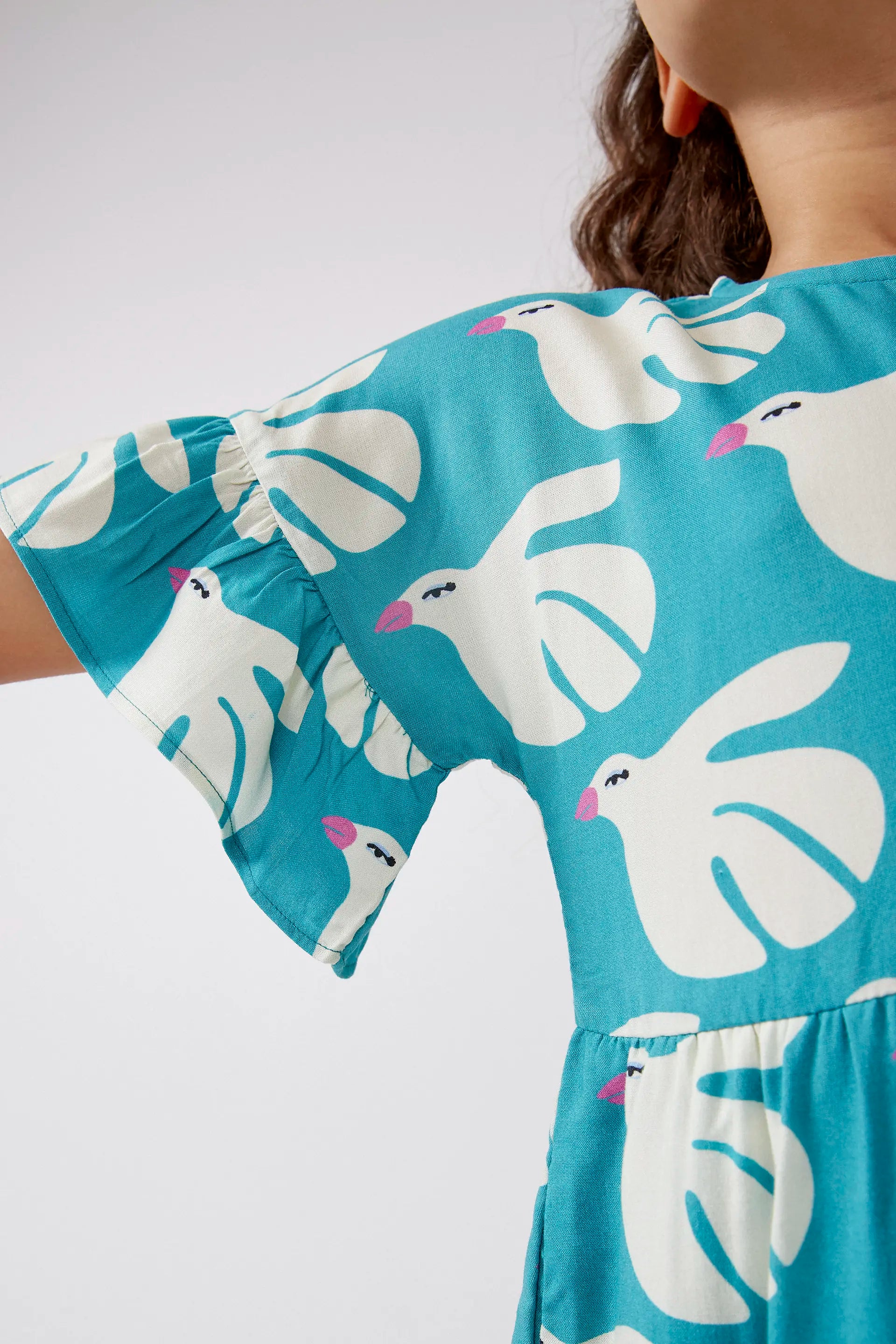 Vestido corto de niña en rayón LENZINGâ„?ECOVEROâ„?estampado Dove