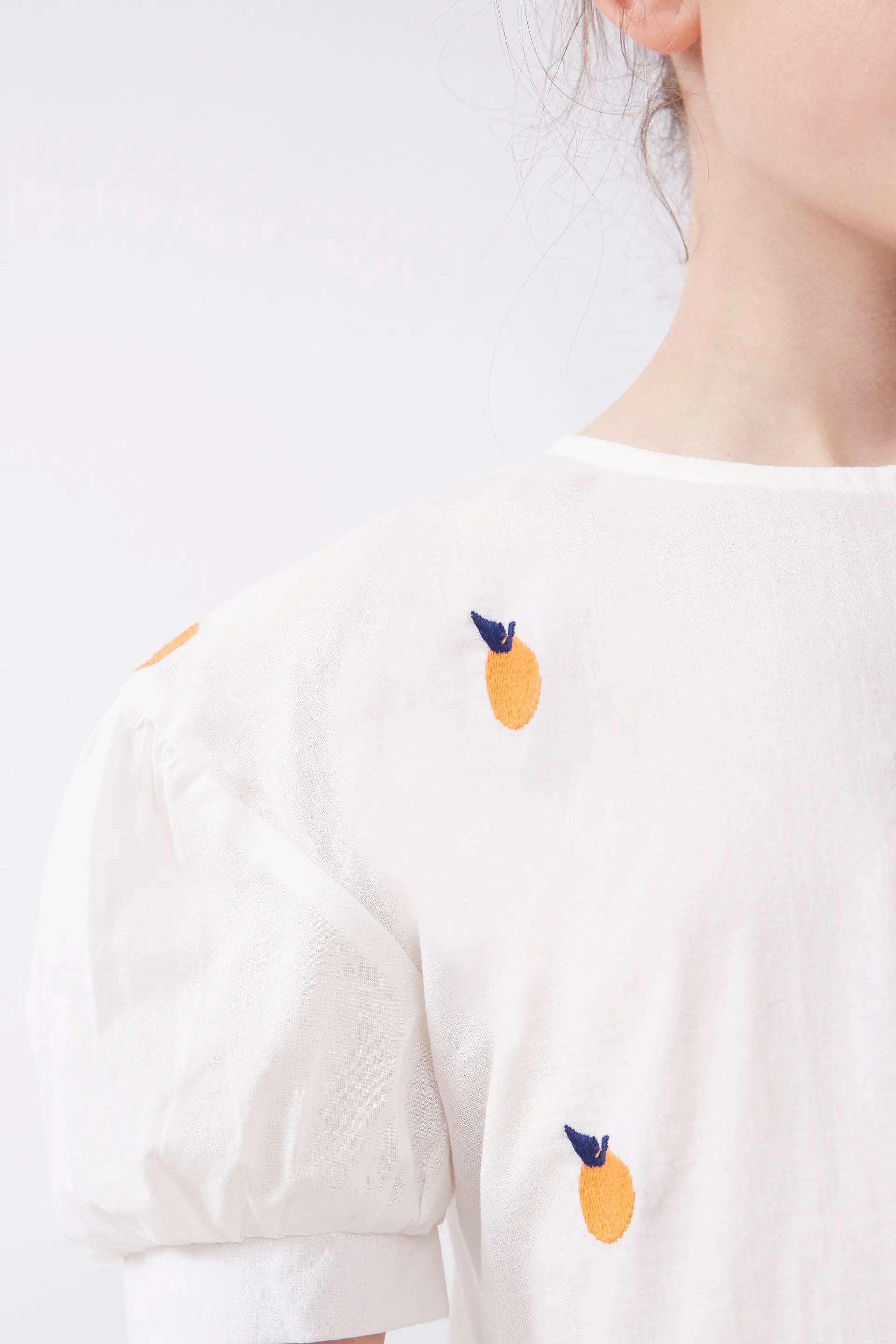 Camisa de niña con pomelos bordados