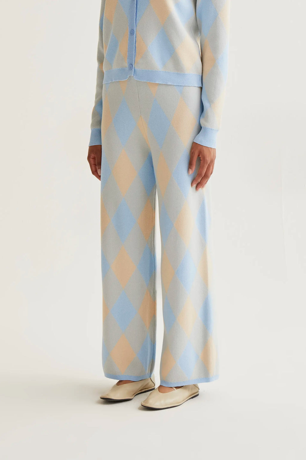 Pantalón punto con estampado rombos azul