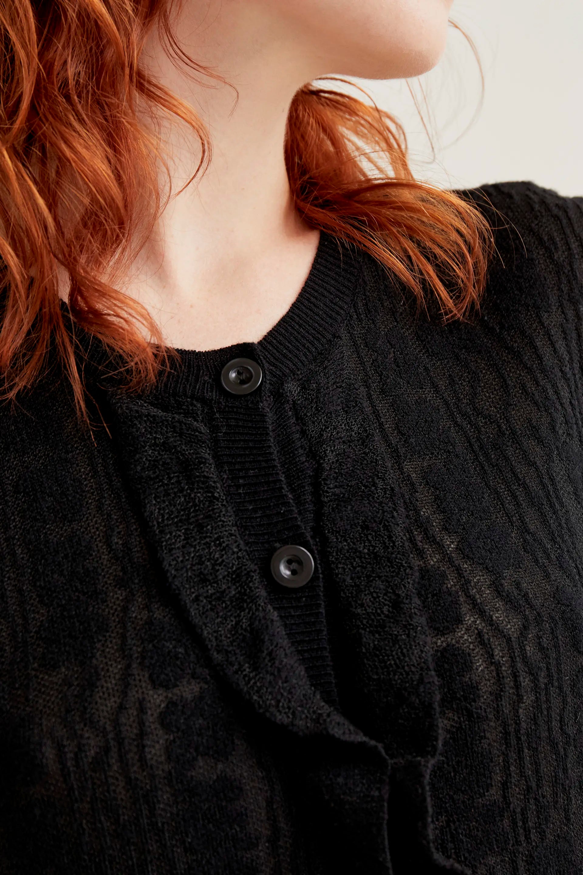Cárdigan punto floral negro con volantes