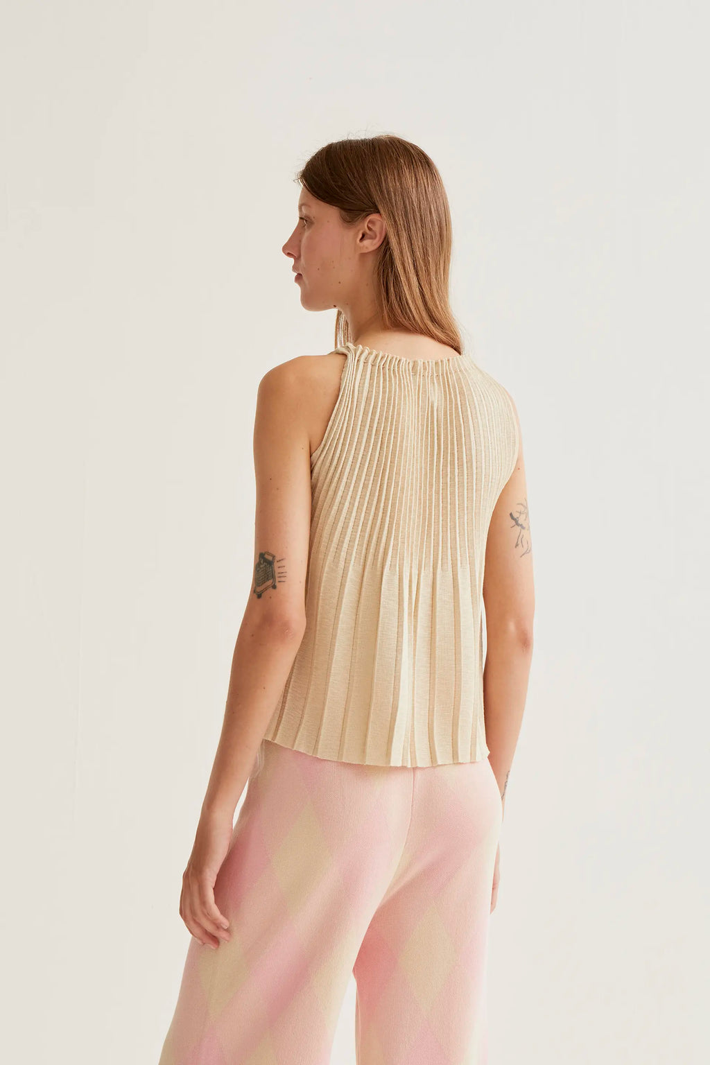Top plisado beige