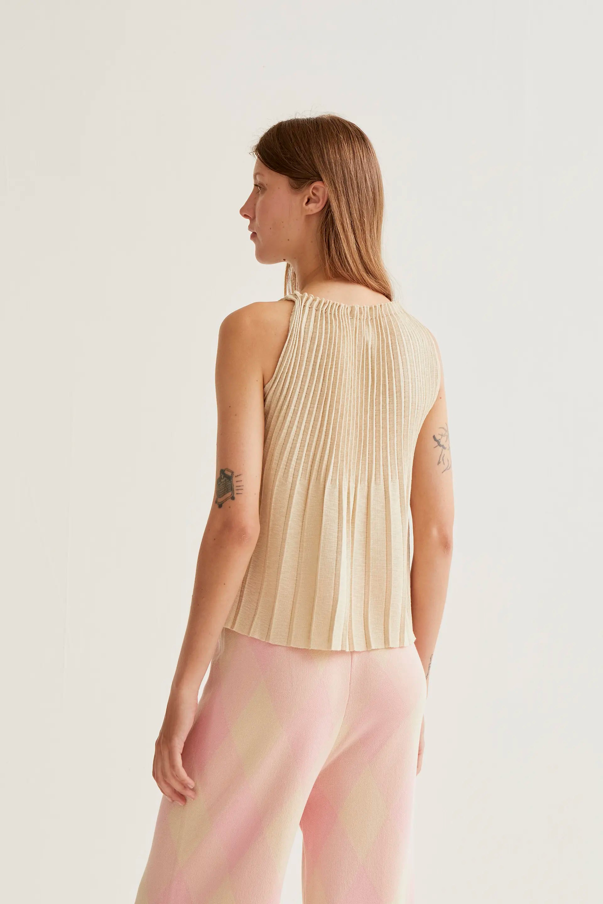 Top plisado beige
