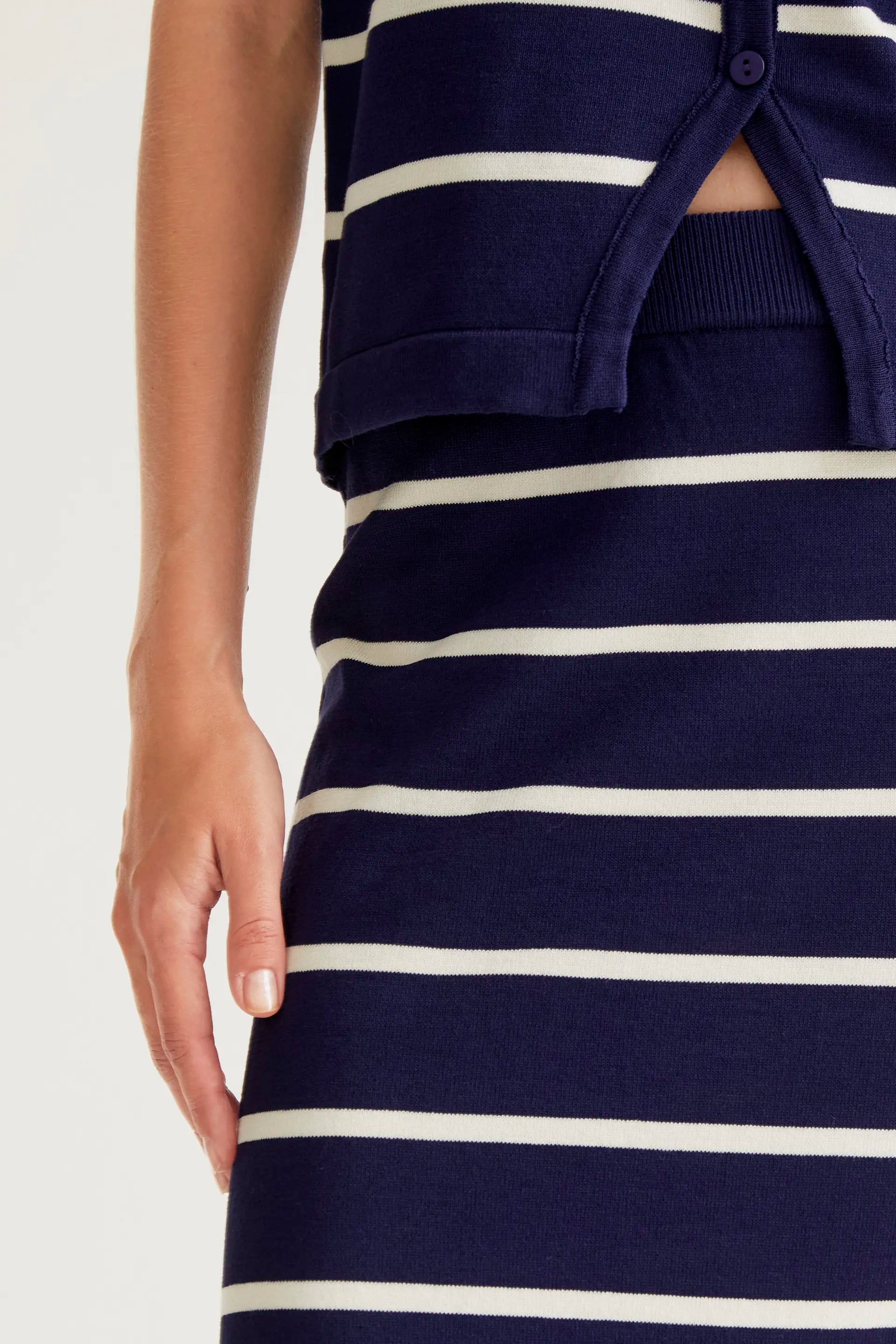 Falda midi  de punto con estampado de rayas azul marino y blanco