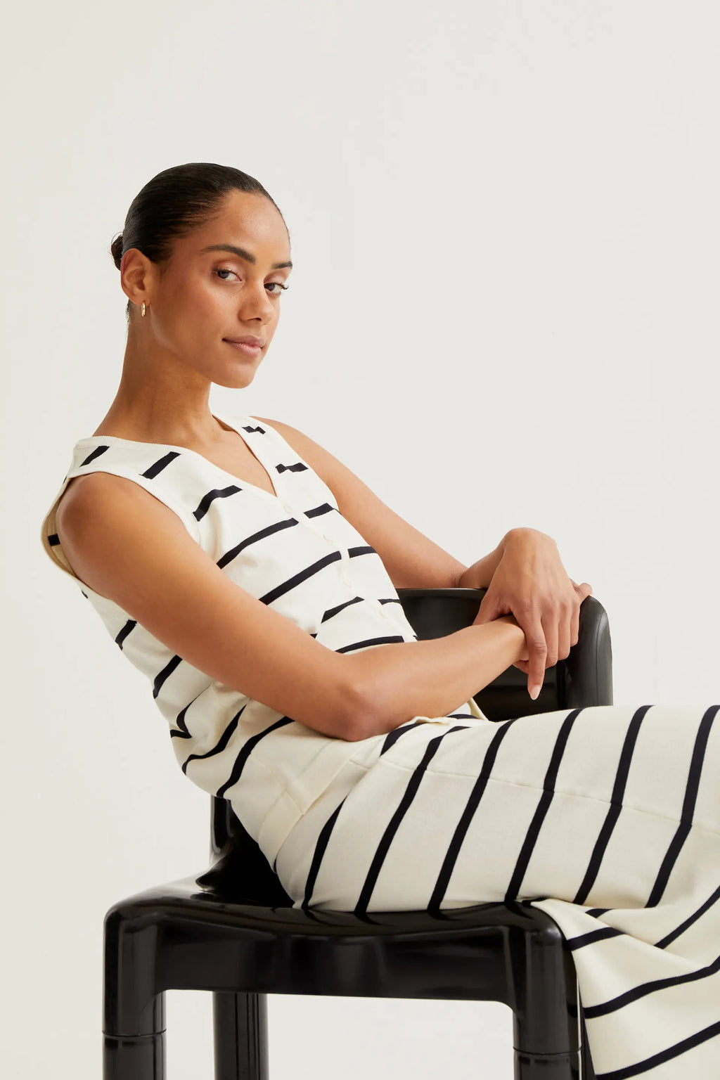 Falda midi  de punto con estampado de rayas blanco y negro