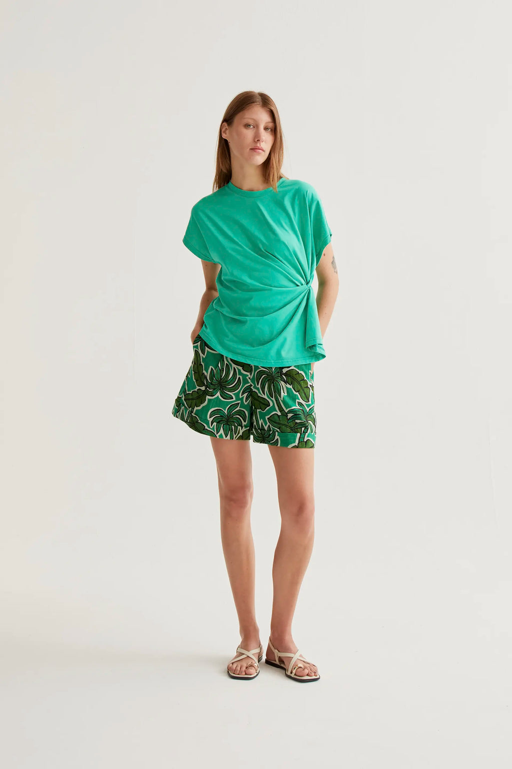 Camiseta 100% algodón verde con nudo lateral