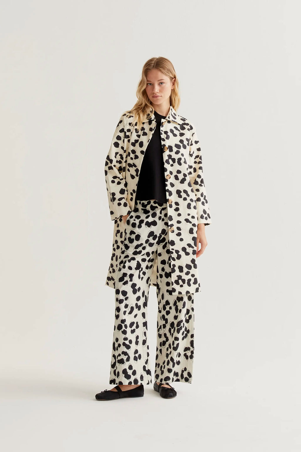 Gabardina 100% algodón con estampado Dalmatian