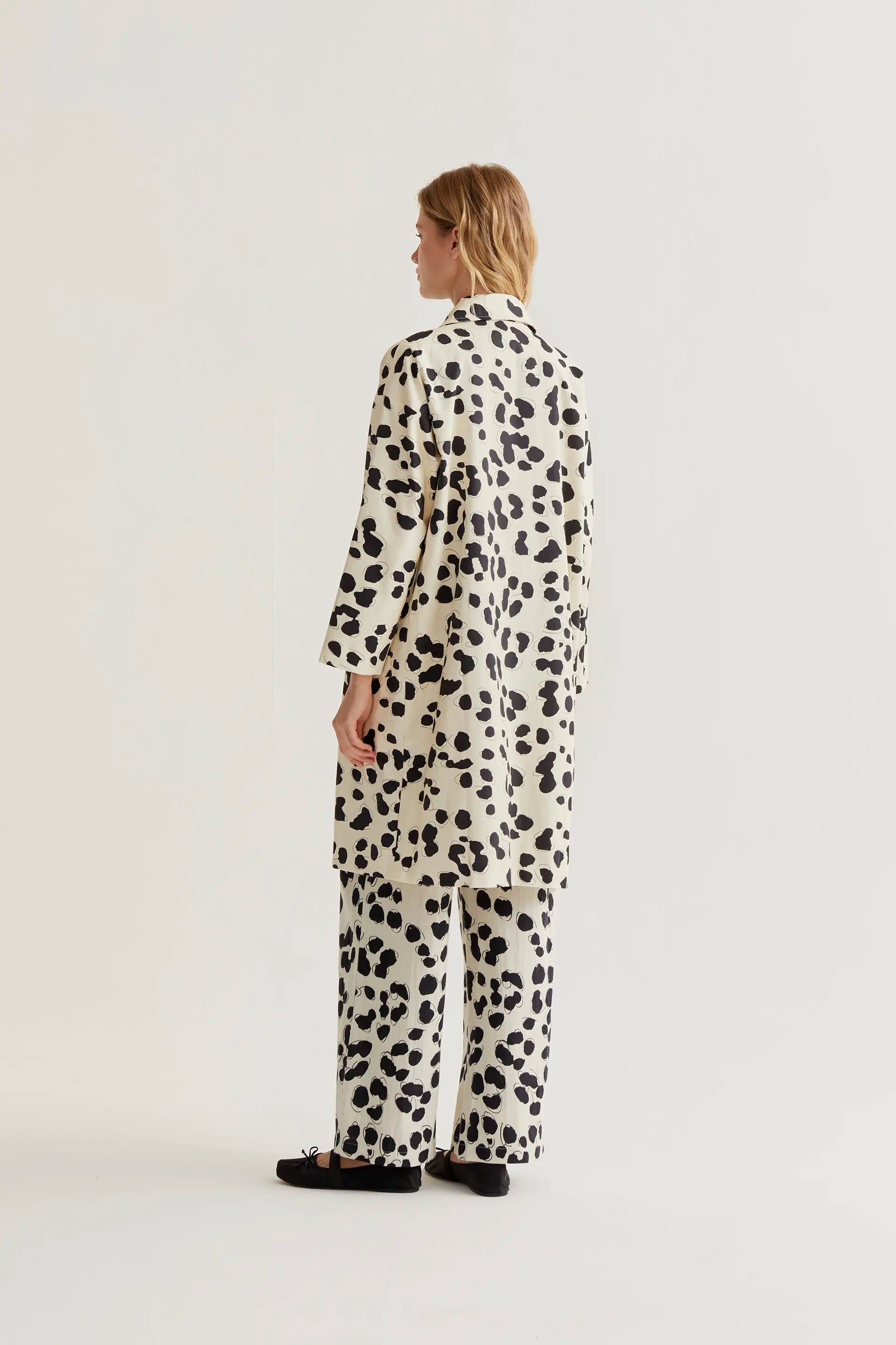 Gabardina 100% algodón con estampado Dalmatian