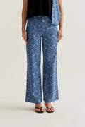 Pantalón vaquero azul con estampado Paisley