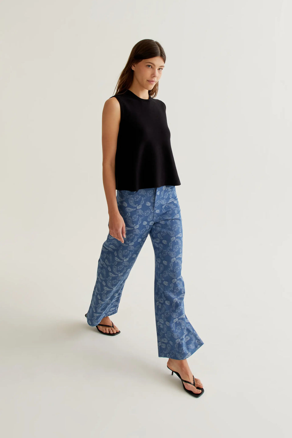 Pantalón vaquero azul con estampado Paisley