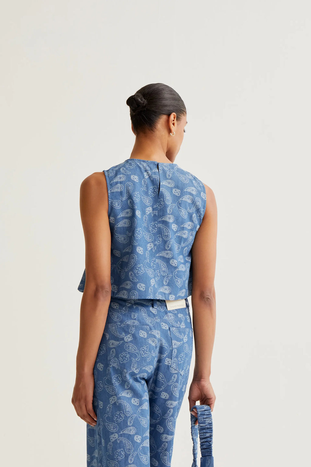 Top vaquero azul con estampado Paisley
