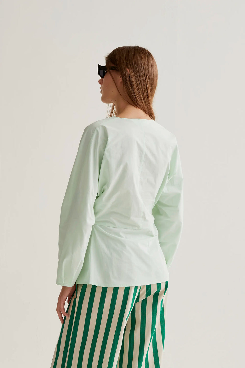 Top drapeado verde
