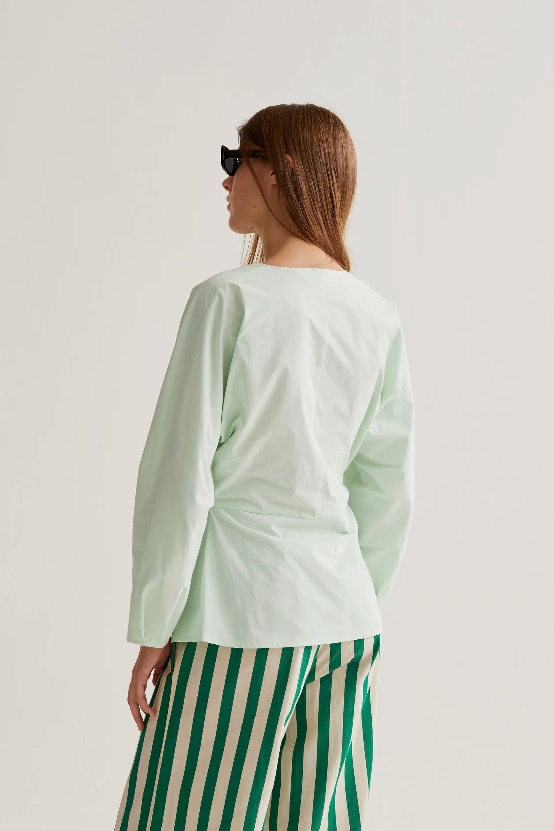 Top drapeado verde