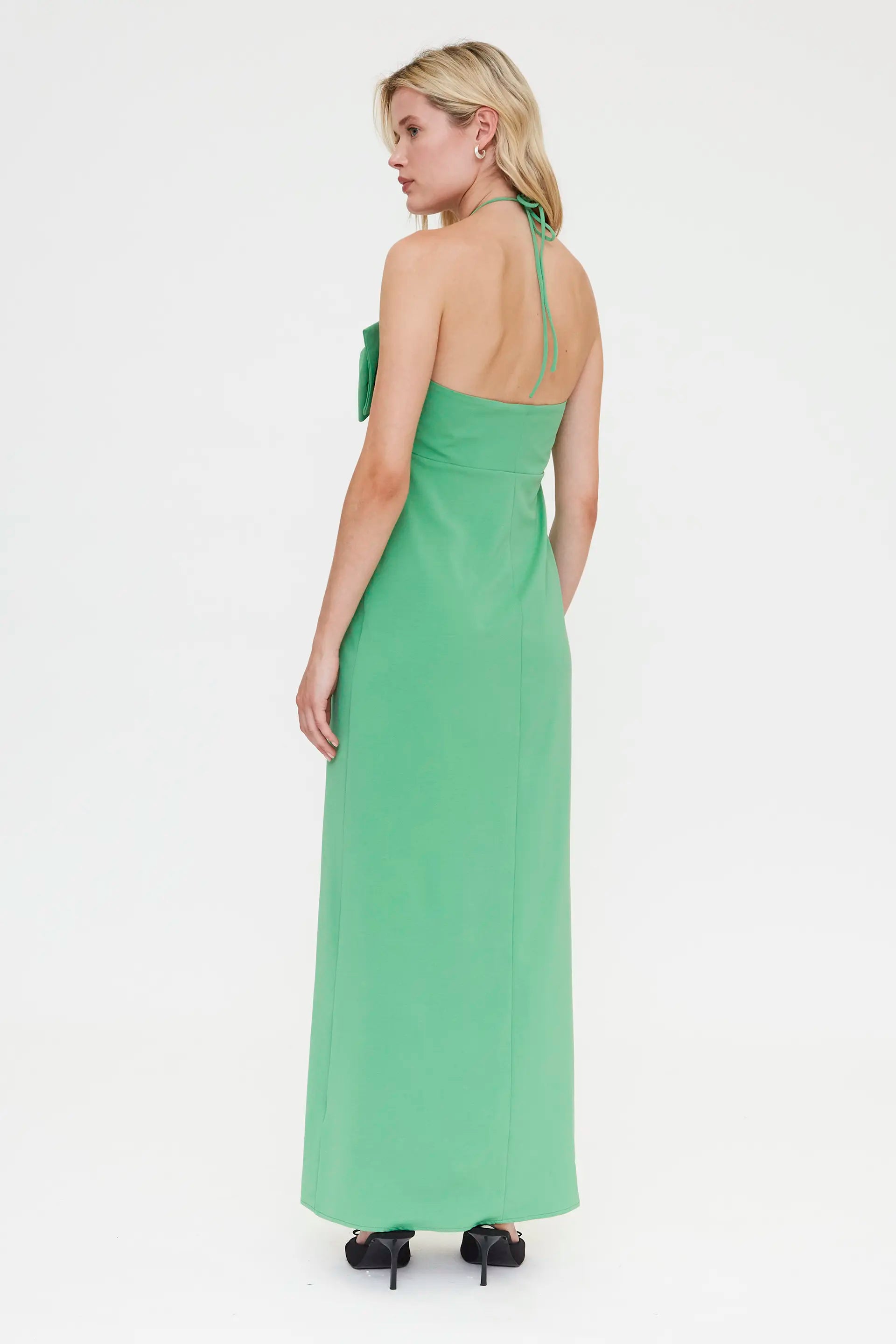 Vestido largo verde con detalle lazado