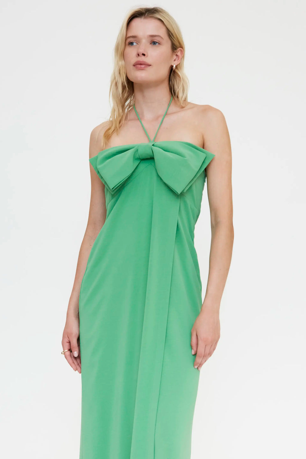 Vestido largo verde con detalle lazado