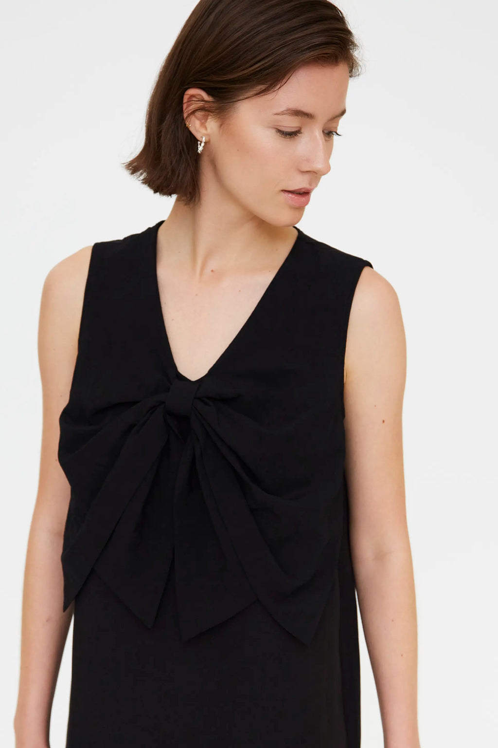 Vestido corto negro con detalle lazado