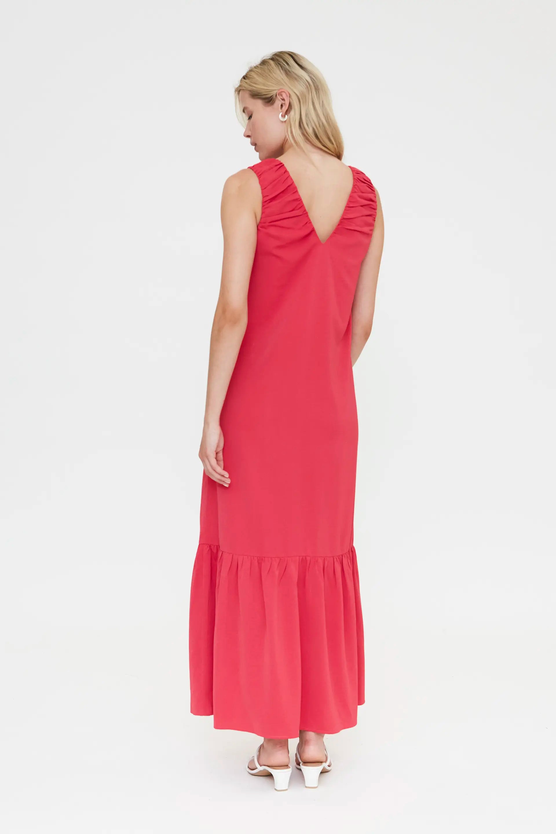 Vestido largo fucsia con escote pico