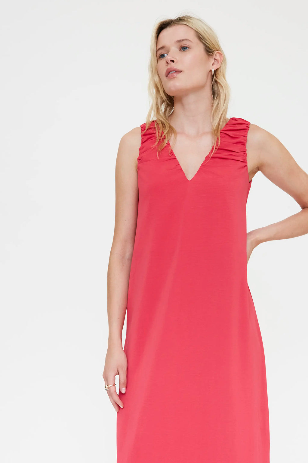 Vestido largo fucsia con escote pico
