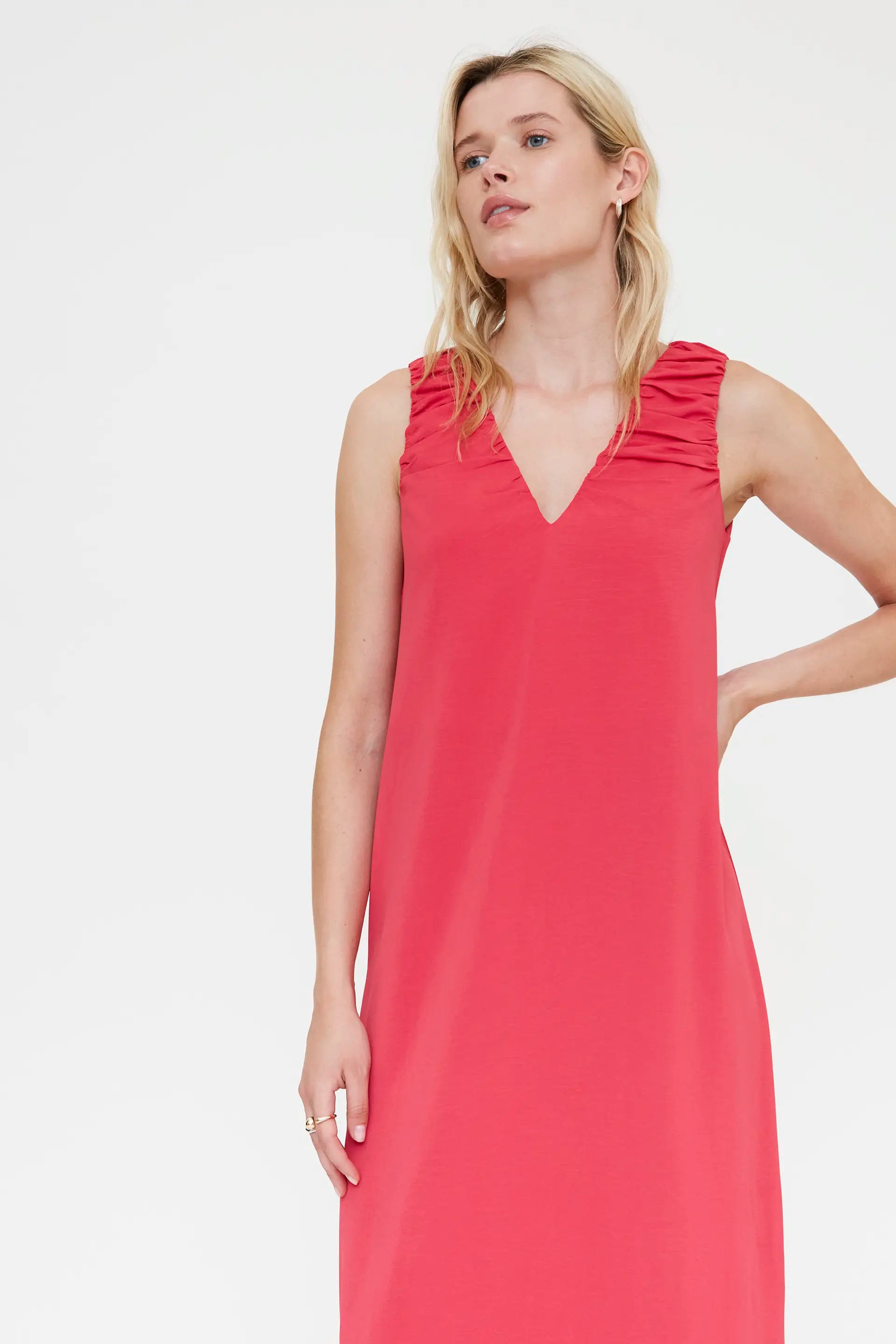 Vestido largo fucsia con escote pico
