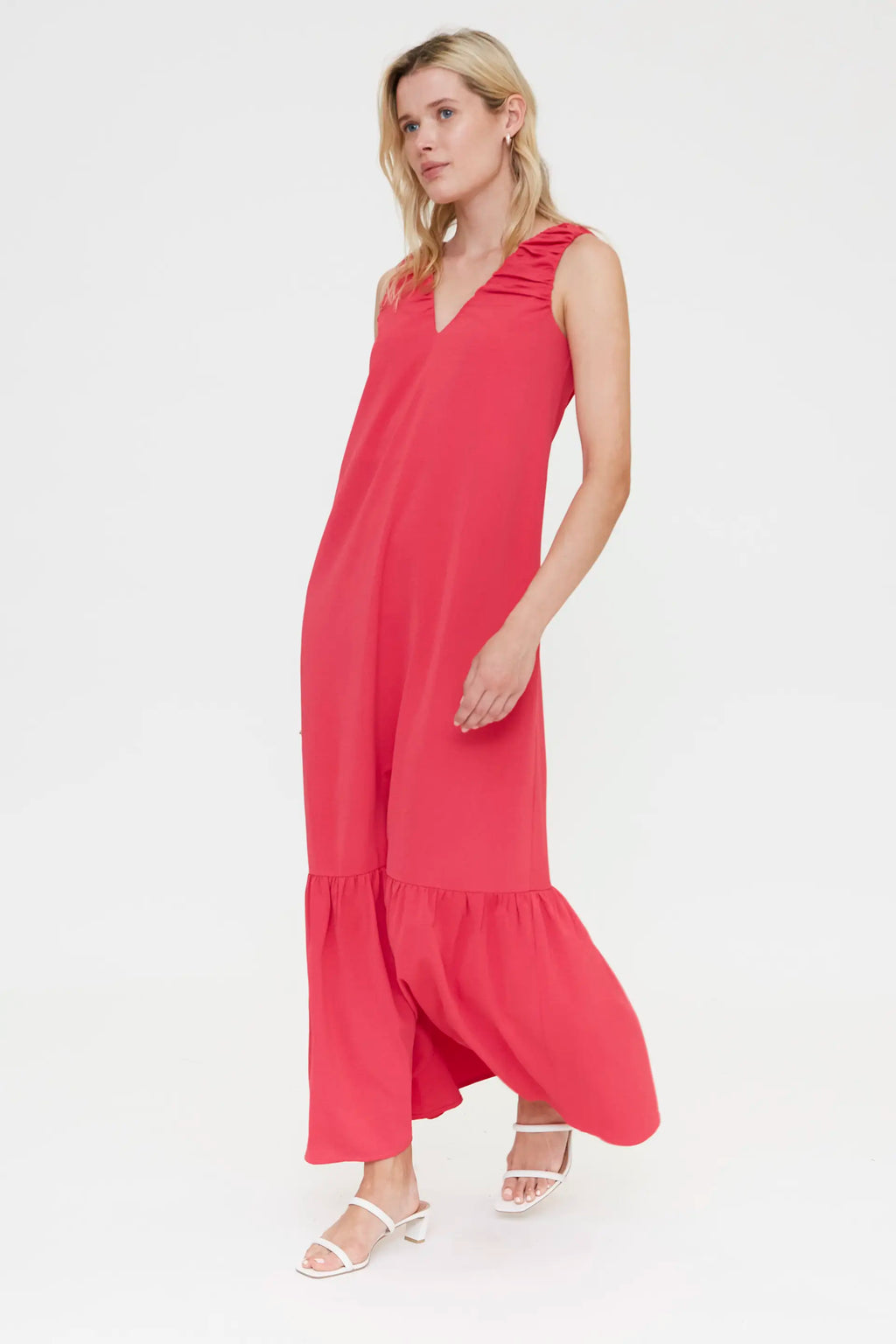 Vestido largo fucsia con escote pico