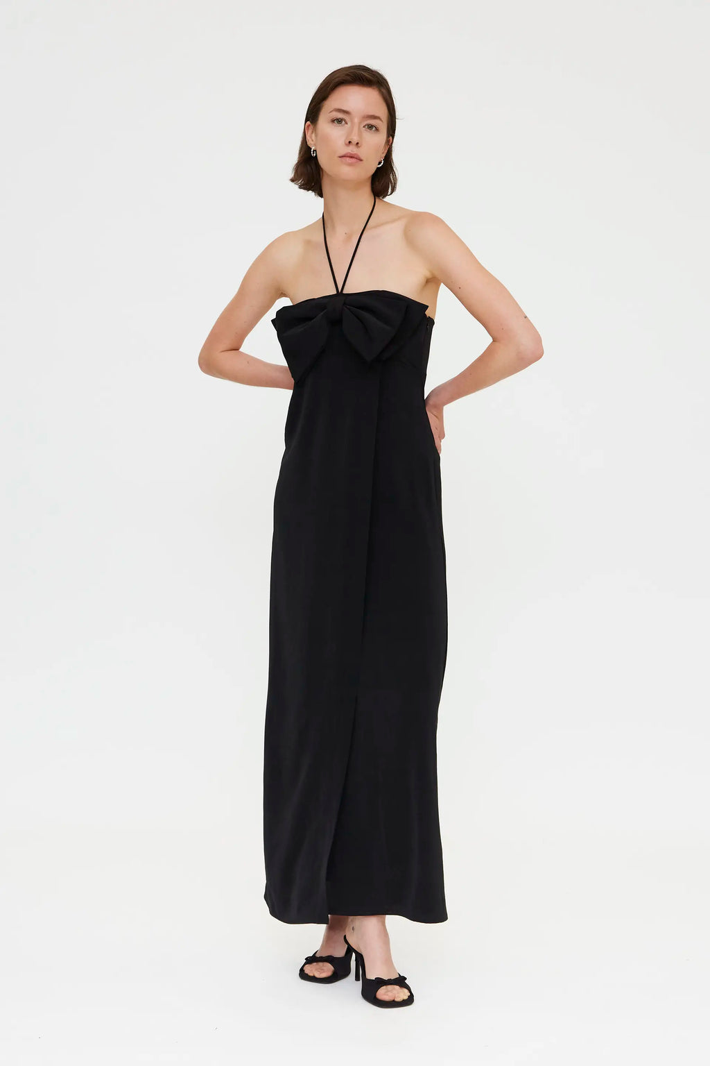 Vestido largo negro con detalle lazado