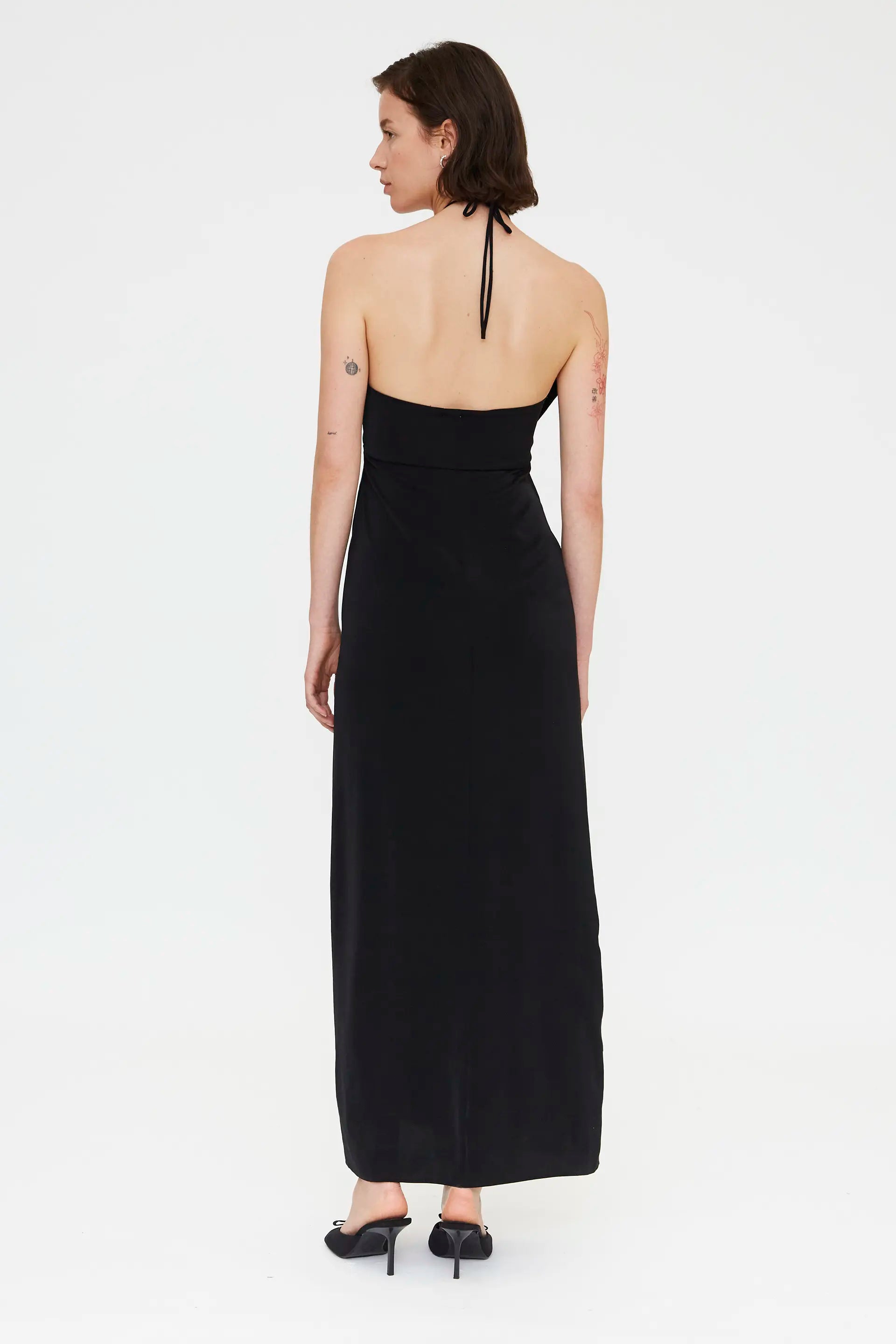 Vestido largo negro con detalle lazado