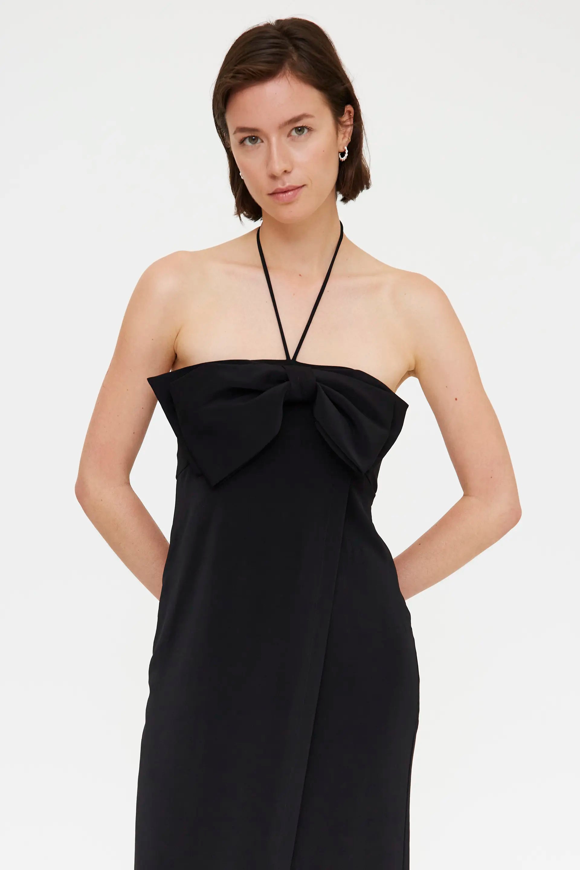 Vestido largo negro con detalle lazado