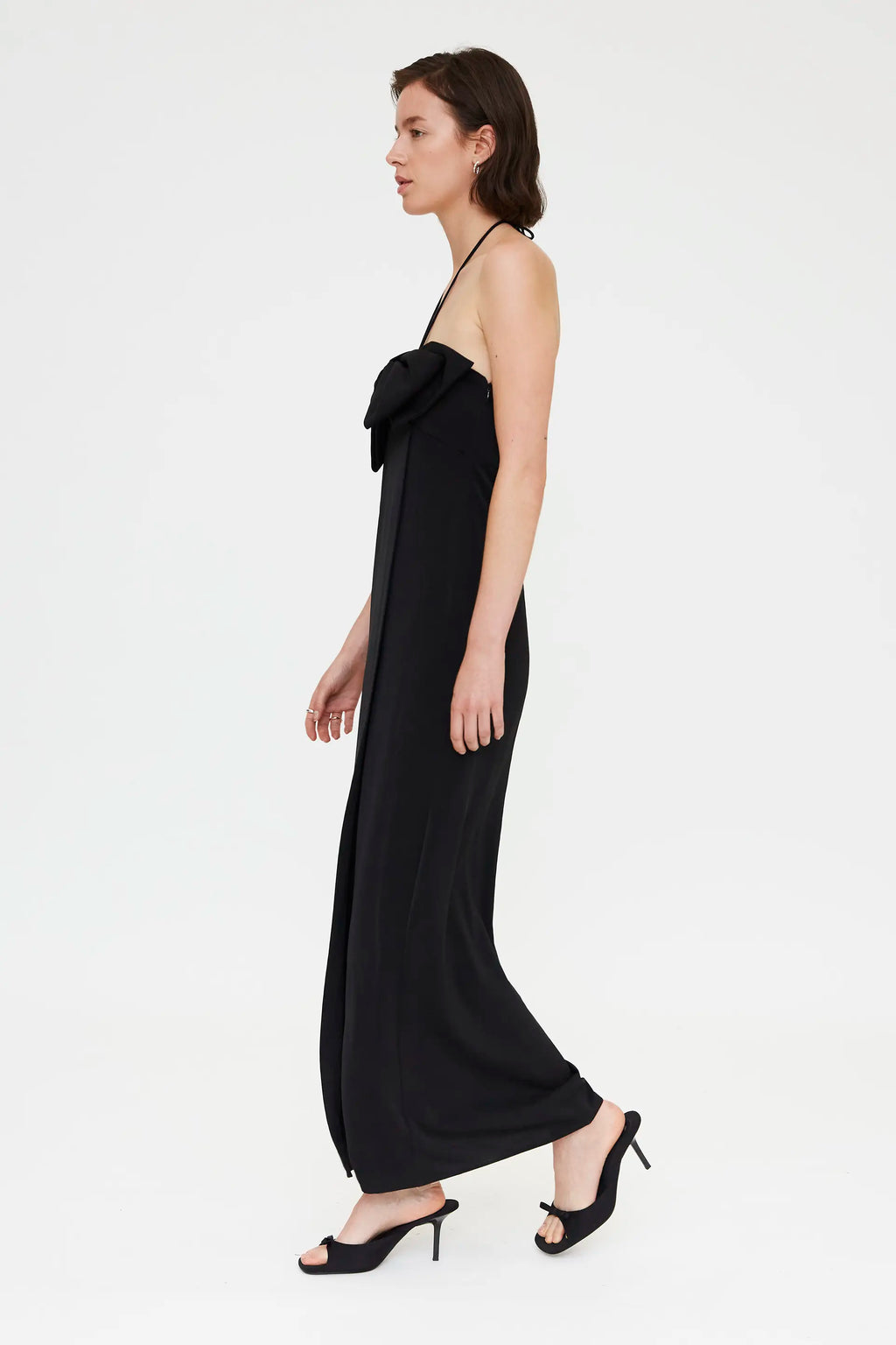 Vestido largo negro con detalle lazado