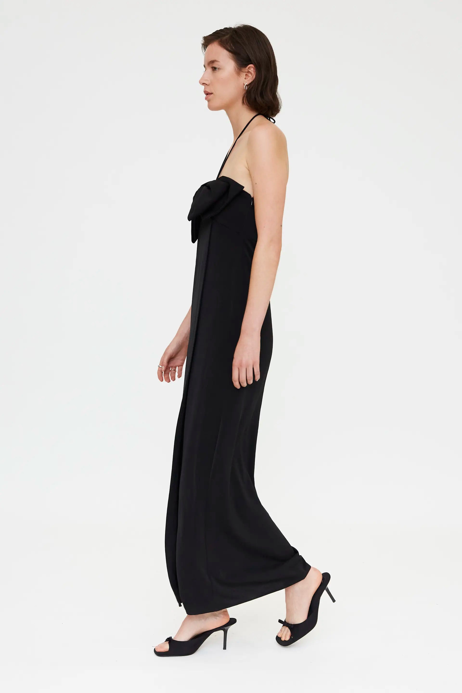 Vestido largo negro con detalle lazado