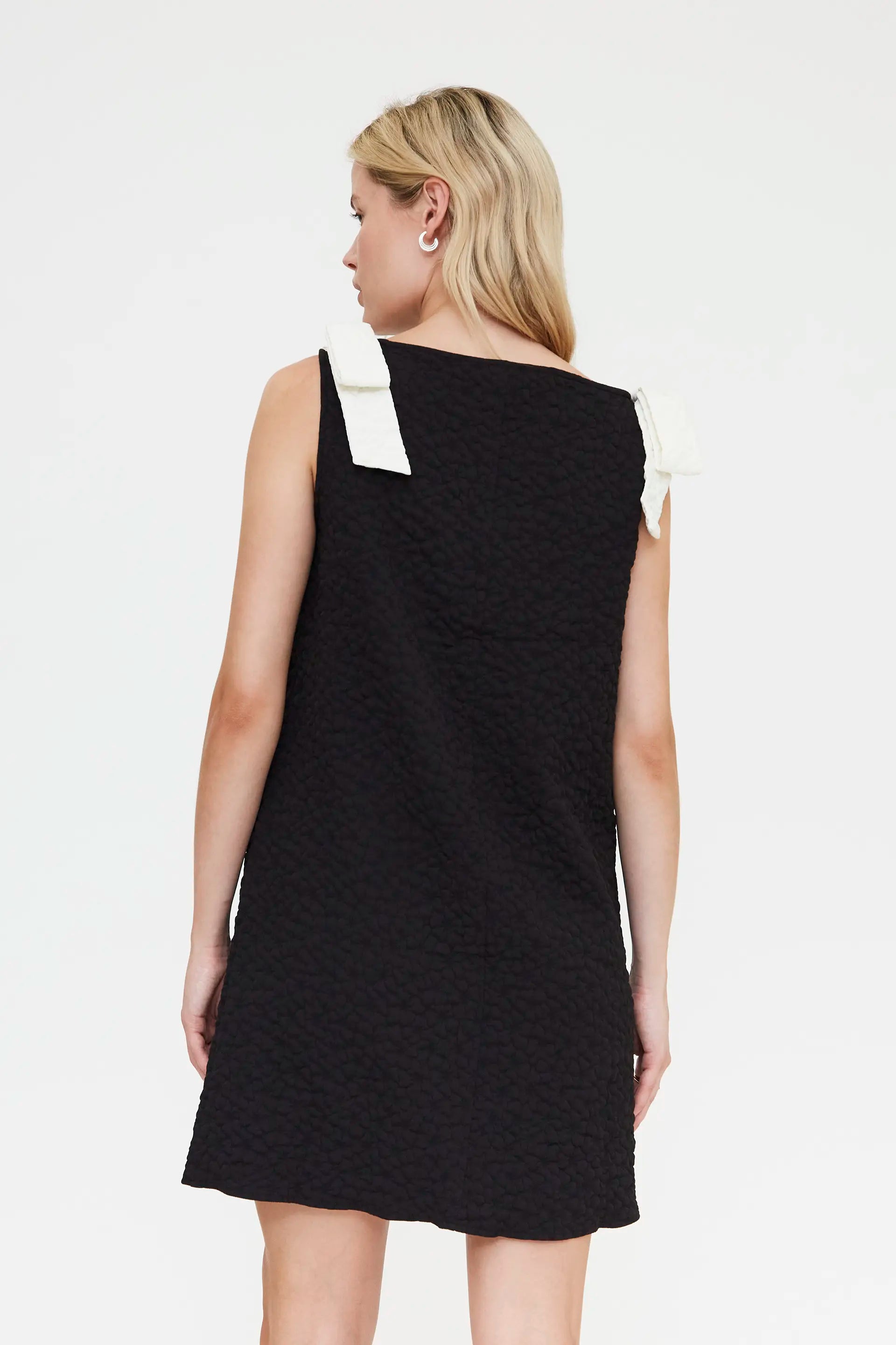 Vestido corto negro con textura floral