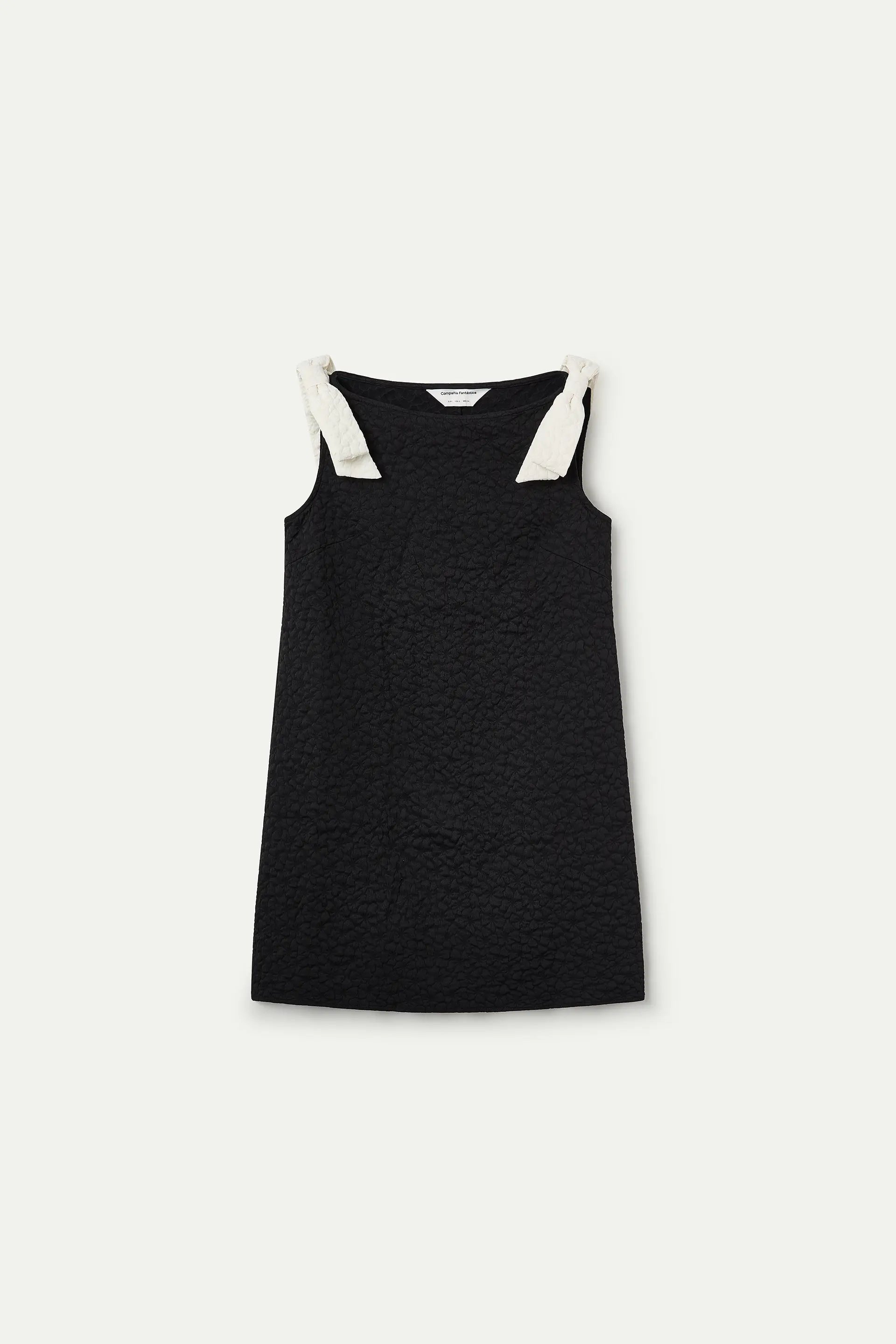 Vestido corto negro con textura floral