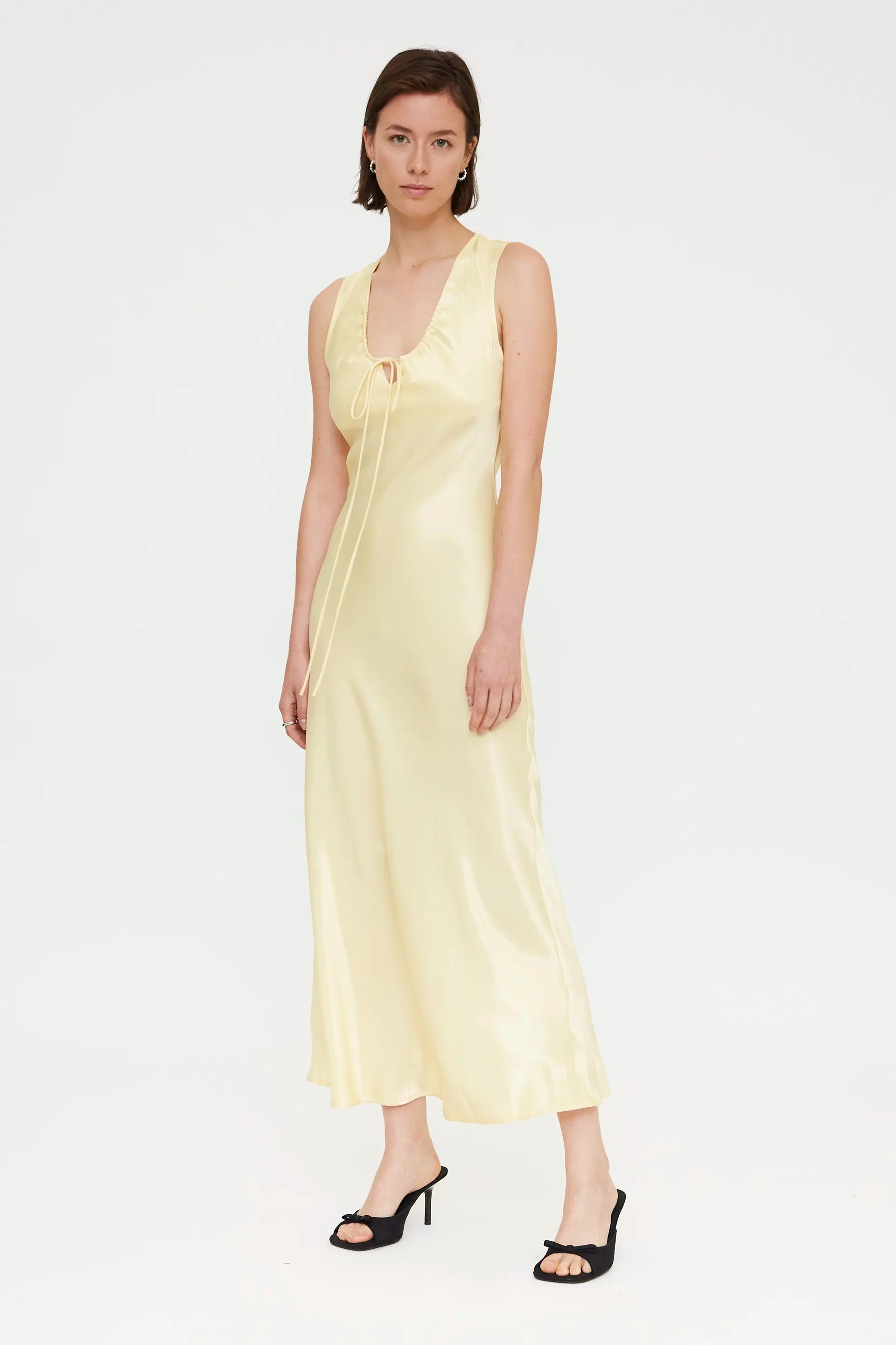 Vestido largo amarillo claro satinado