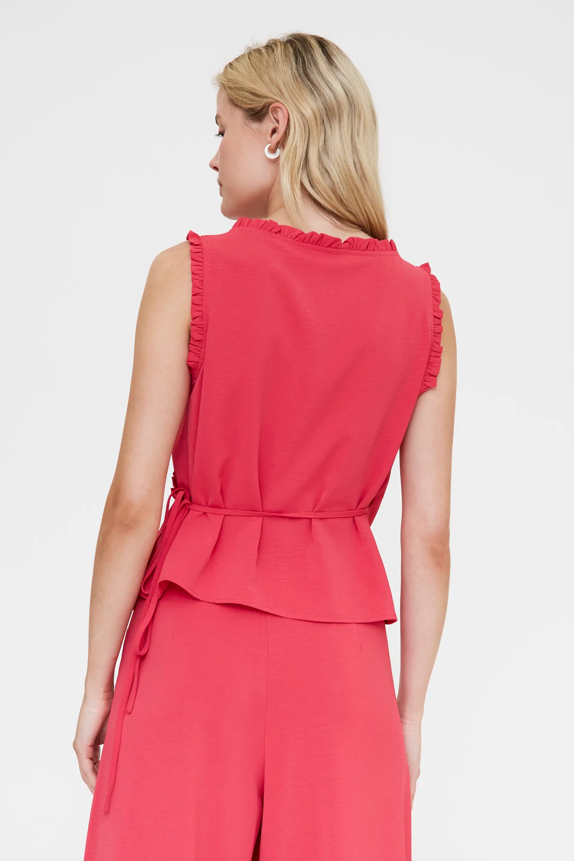 Top fucsia con escote pico