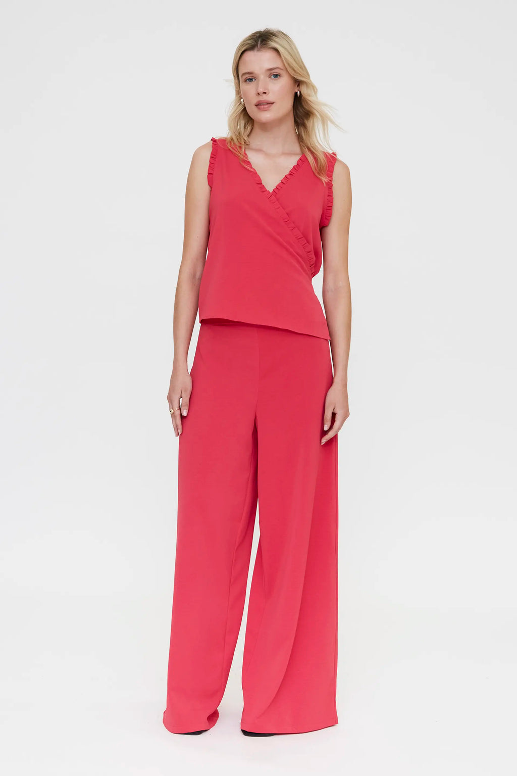 Top fucsia con escote pico