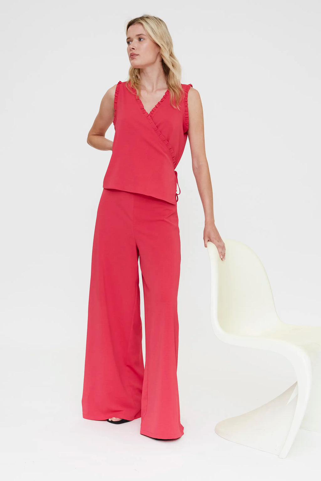 Top fucsia con escote pico