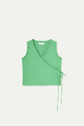 Top verde con escote pico
