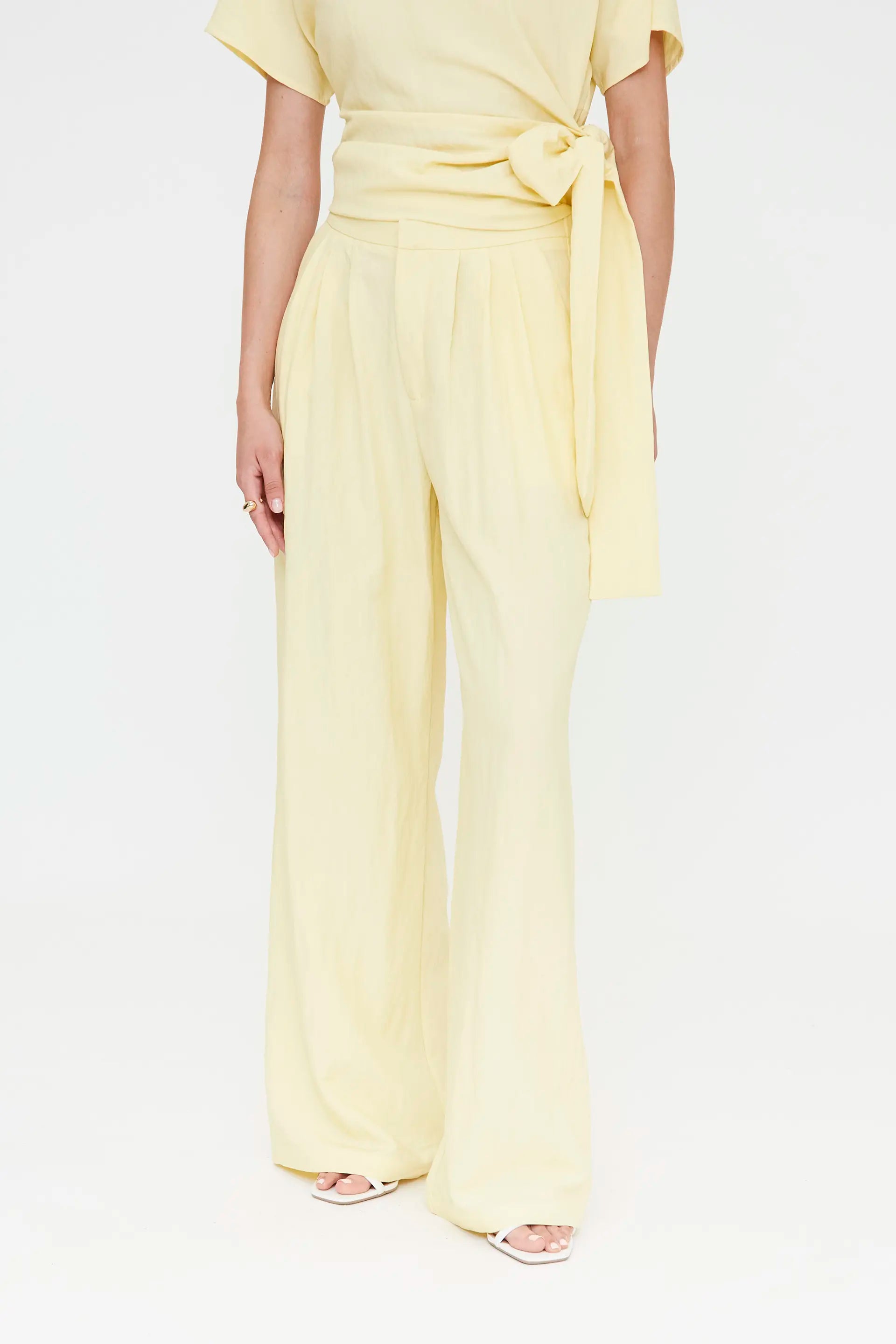 Pantalón amarillo claro fluído