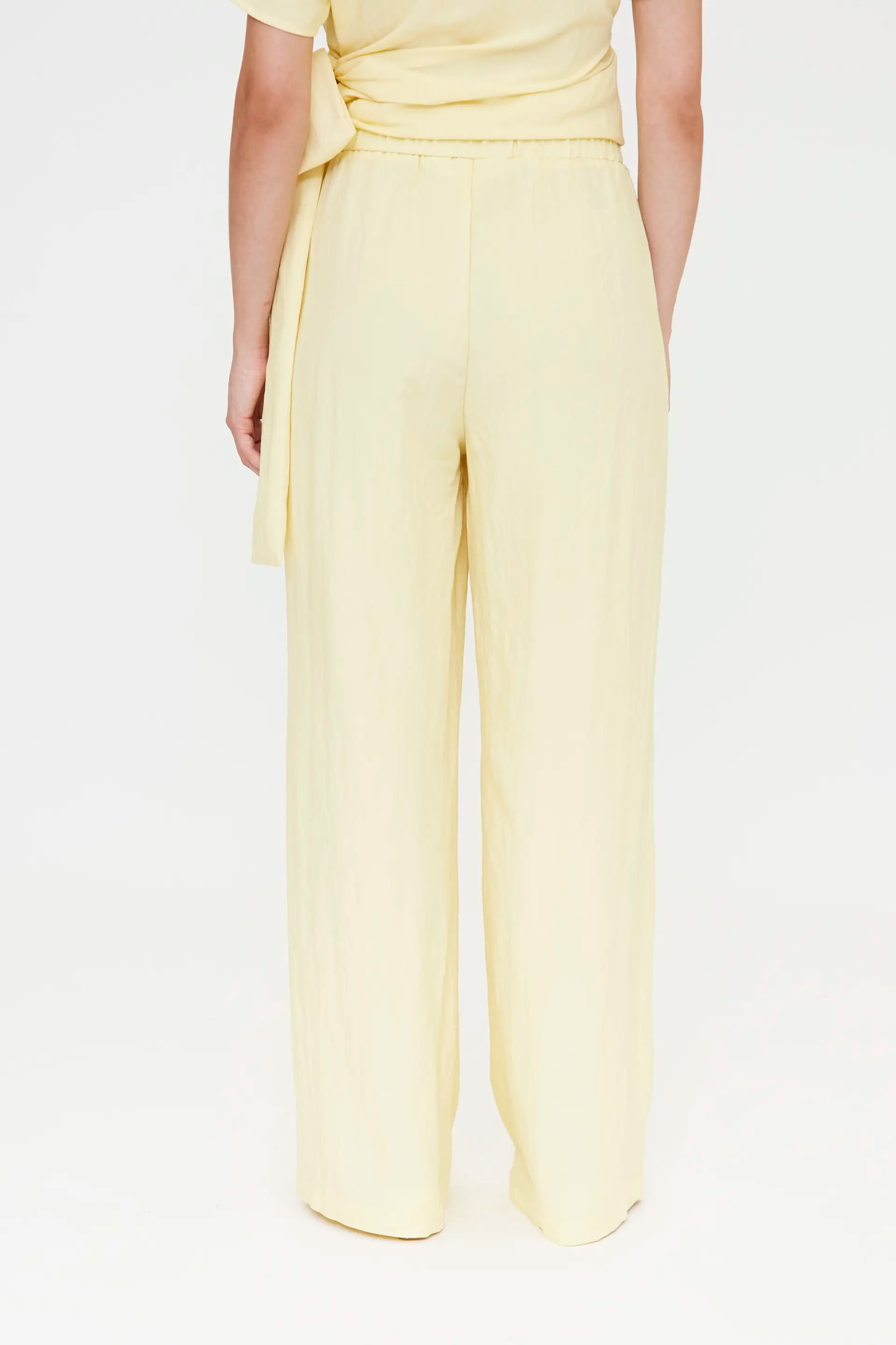 Pantalón amarillo claro fluído