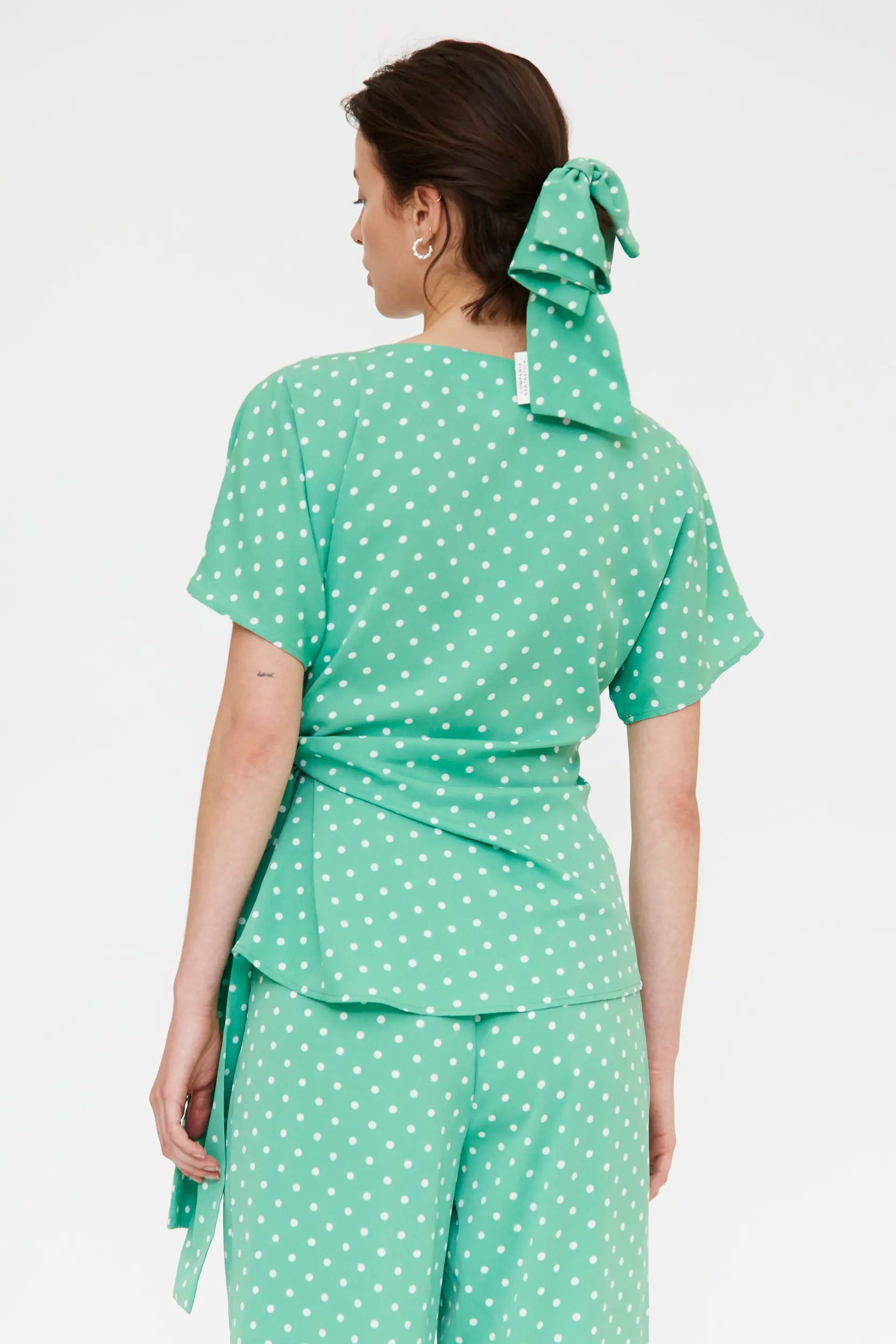 Top con estampado mini dots verde