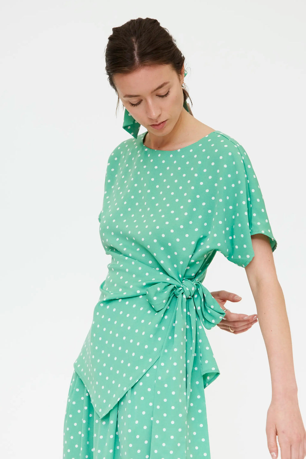 Top con estampado mini dots verde