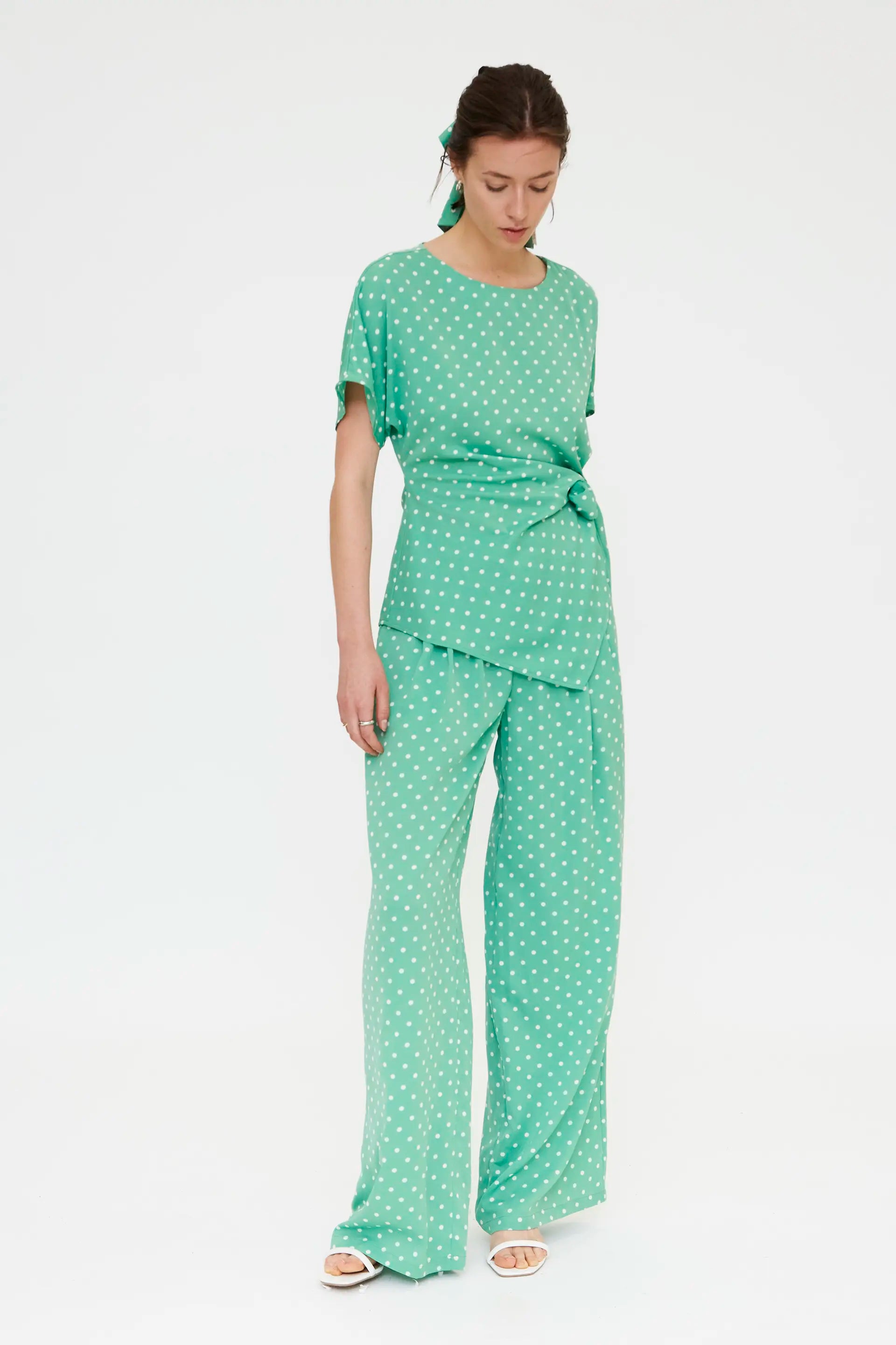 Top con estampado mini dots verde