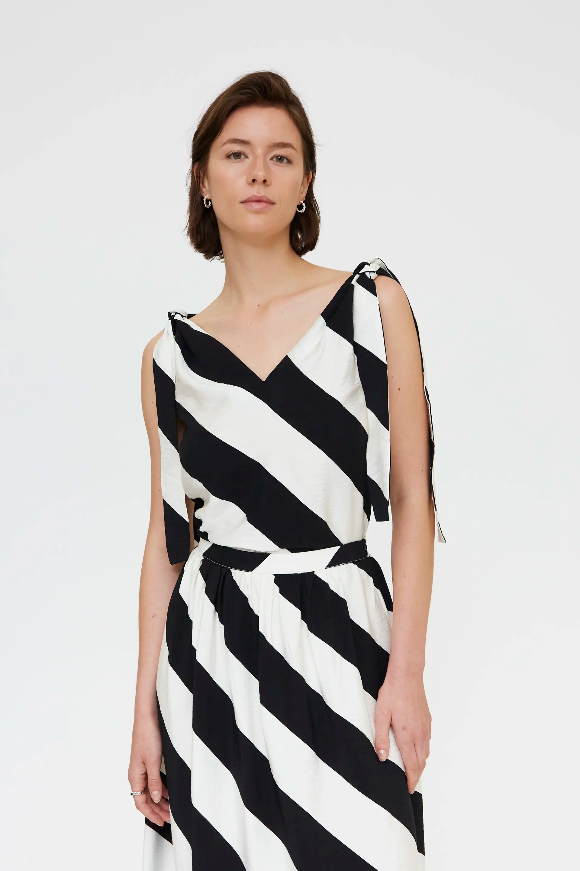 Top con estampado de rayas diagonales negro y blanco