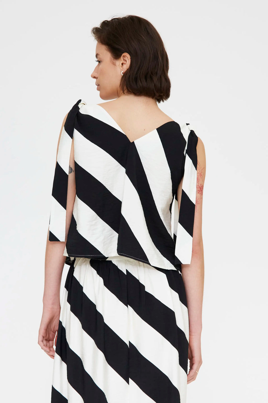Top con estampado de rayas diagonales negro y blanco