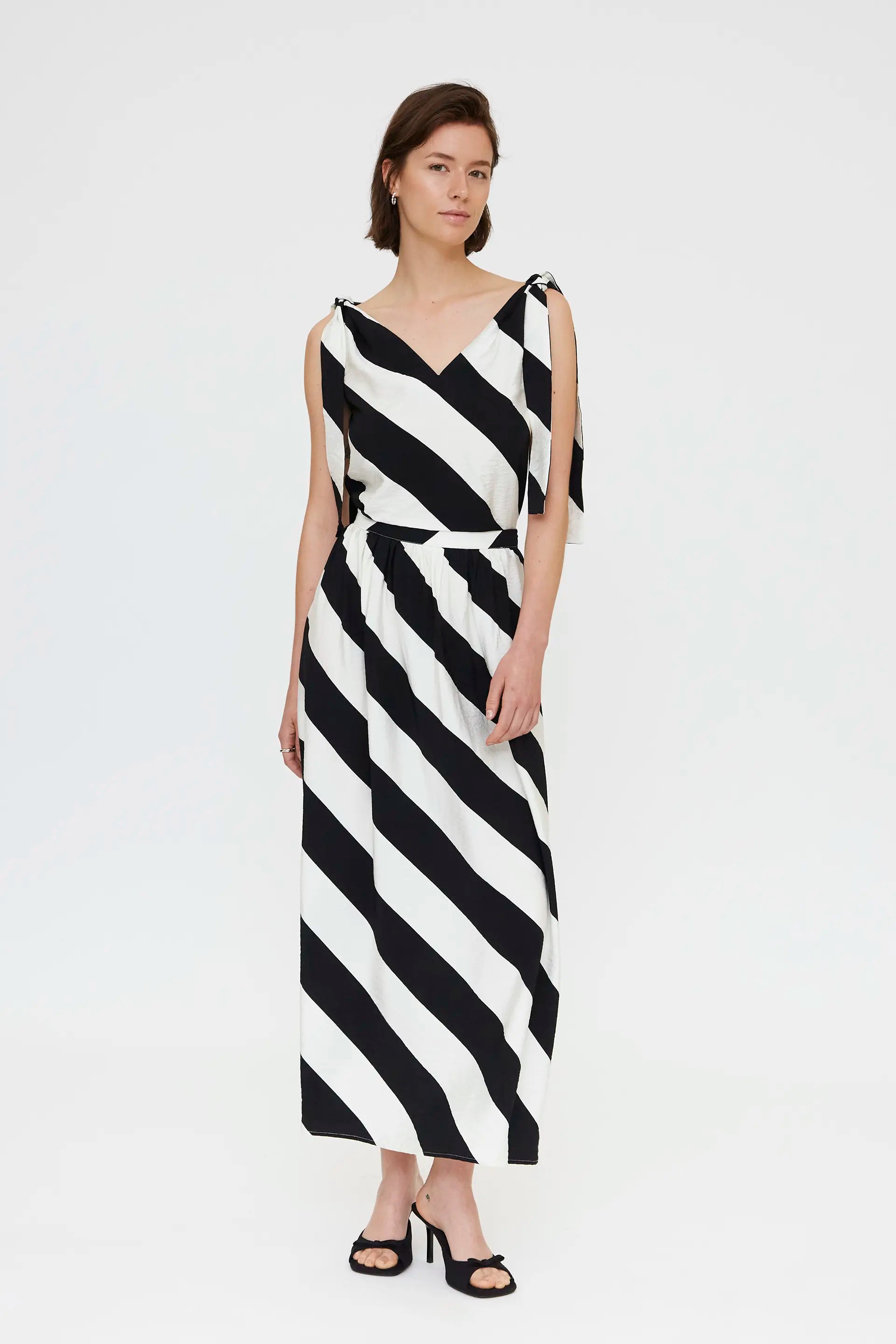 Top con estampado de rayas diagonales negro y blanco