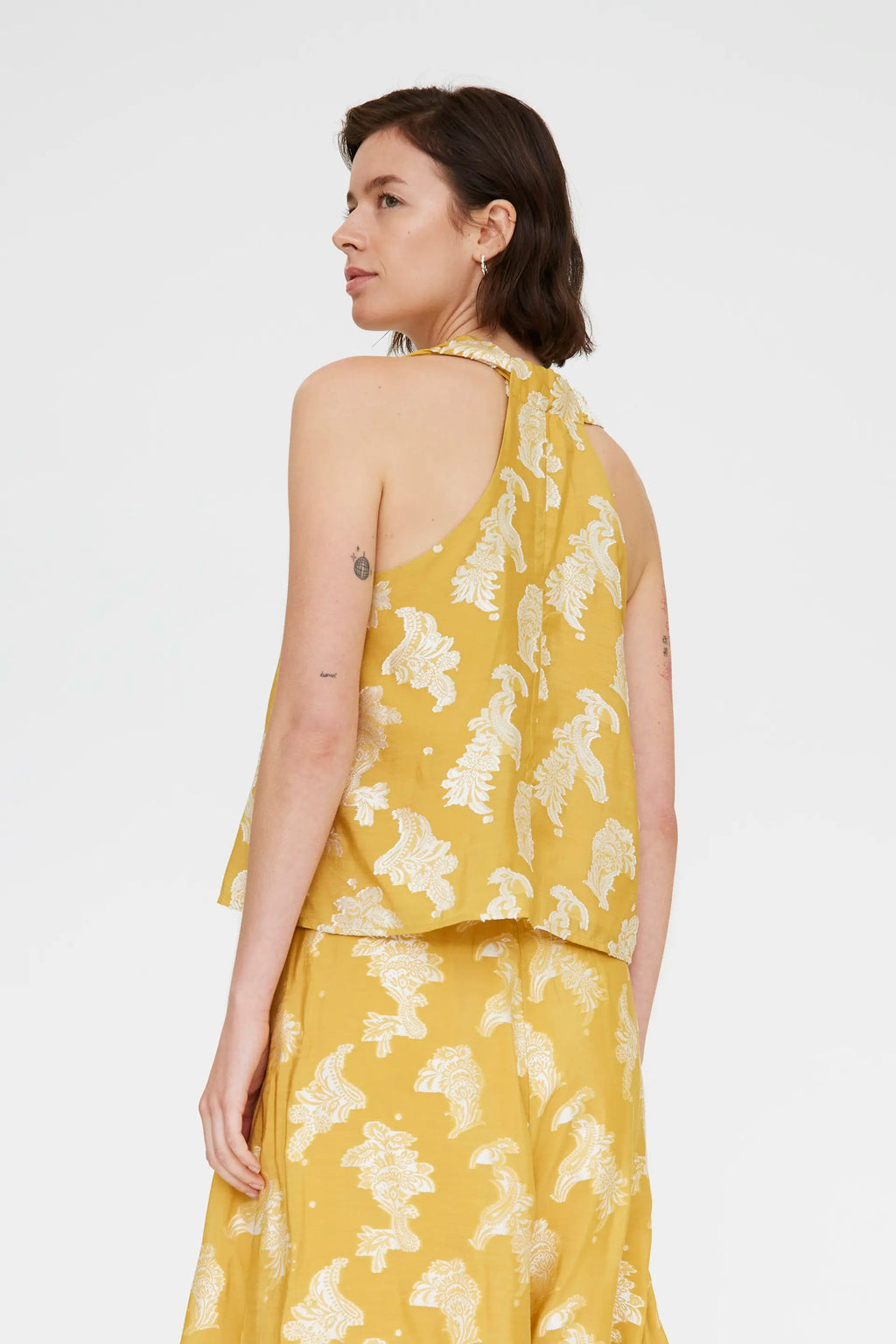Top con estampado amarillo