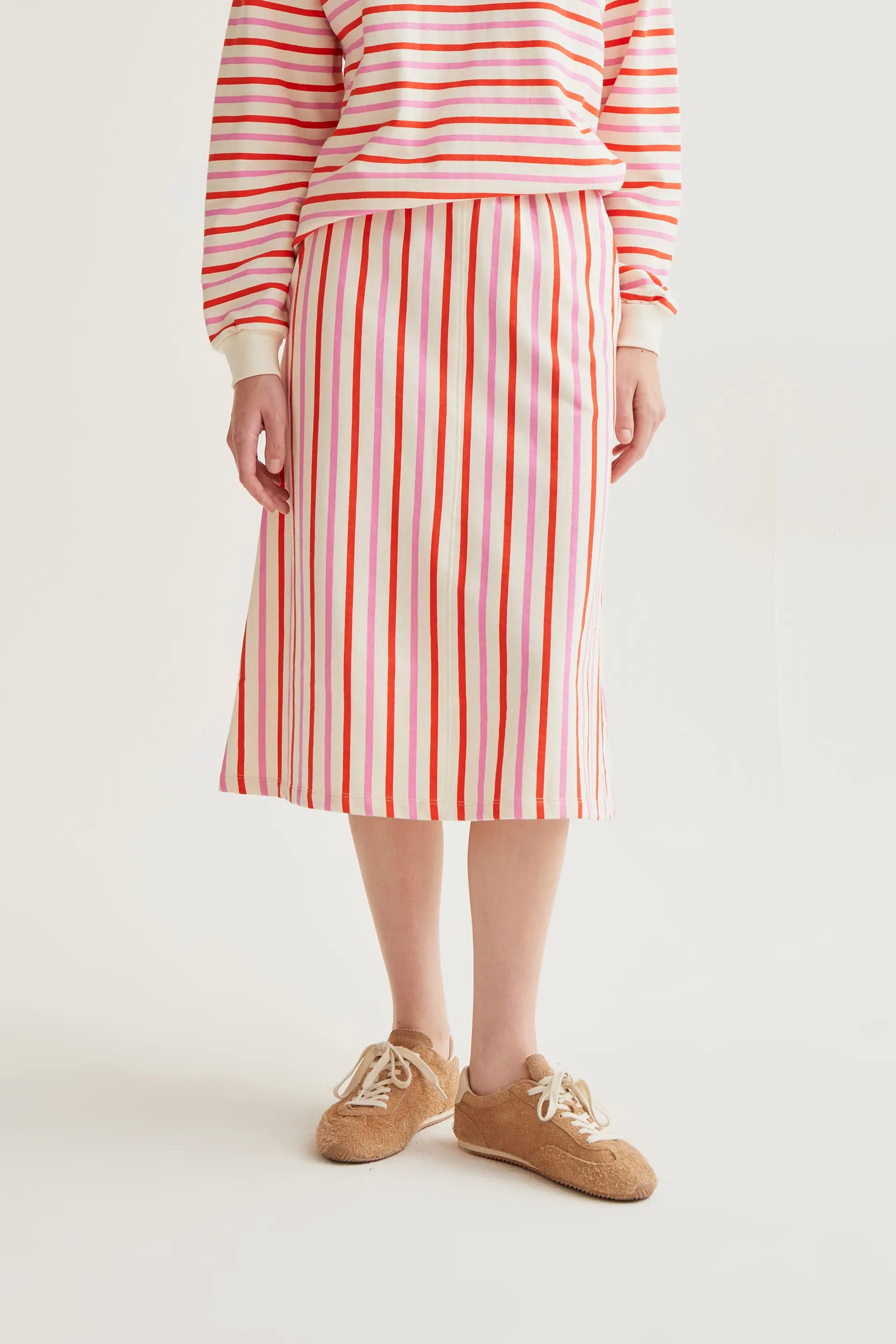 Falda midi con estampado de rayas rosa y rojo