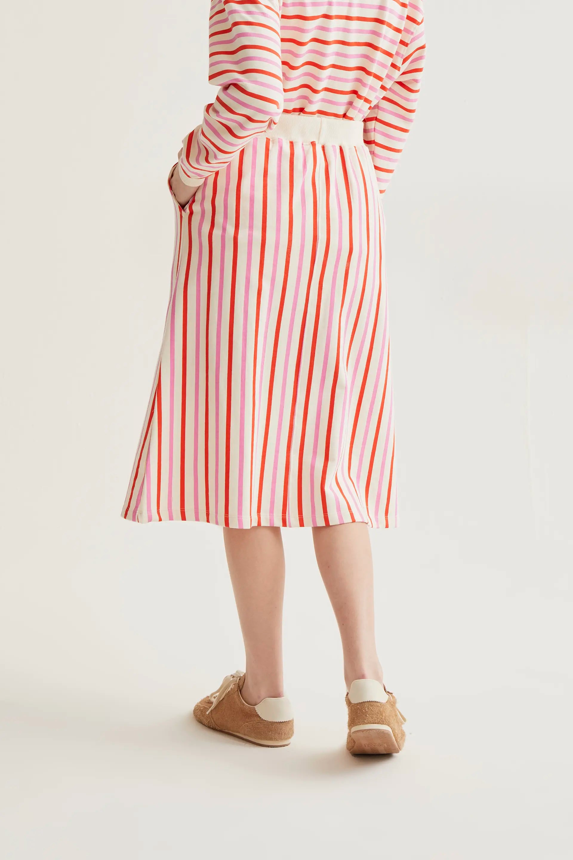 Falda midi con estampado de rayas rosa y rojo
