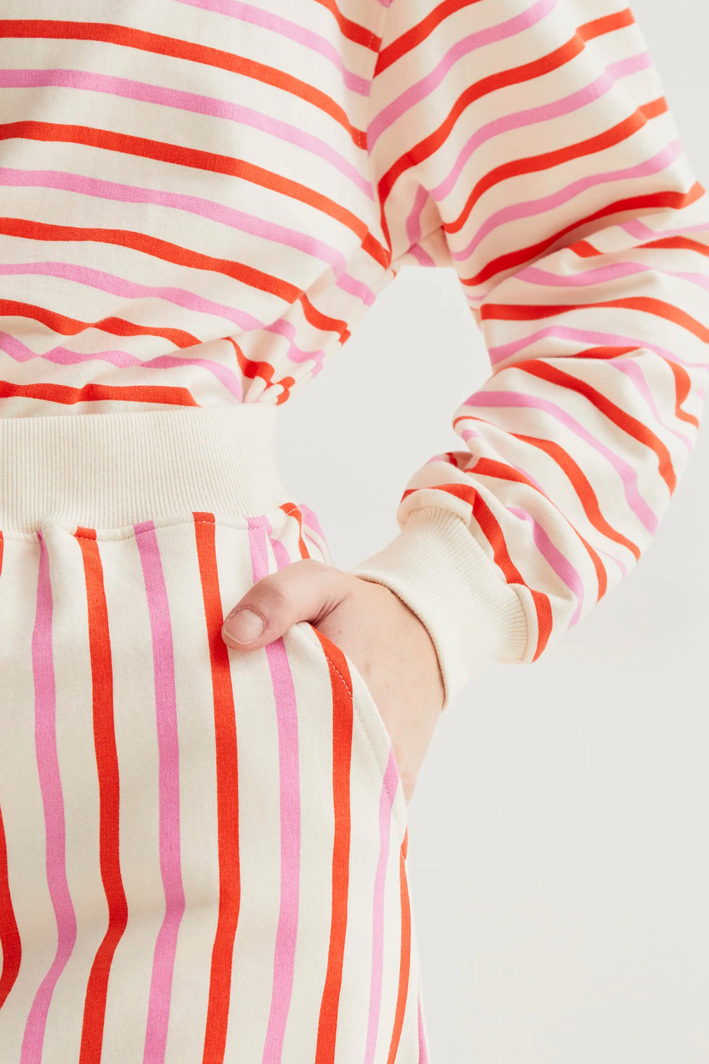 Falda midi con estampado de rayas rosa y rojo